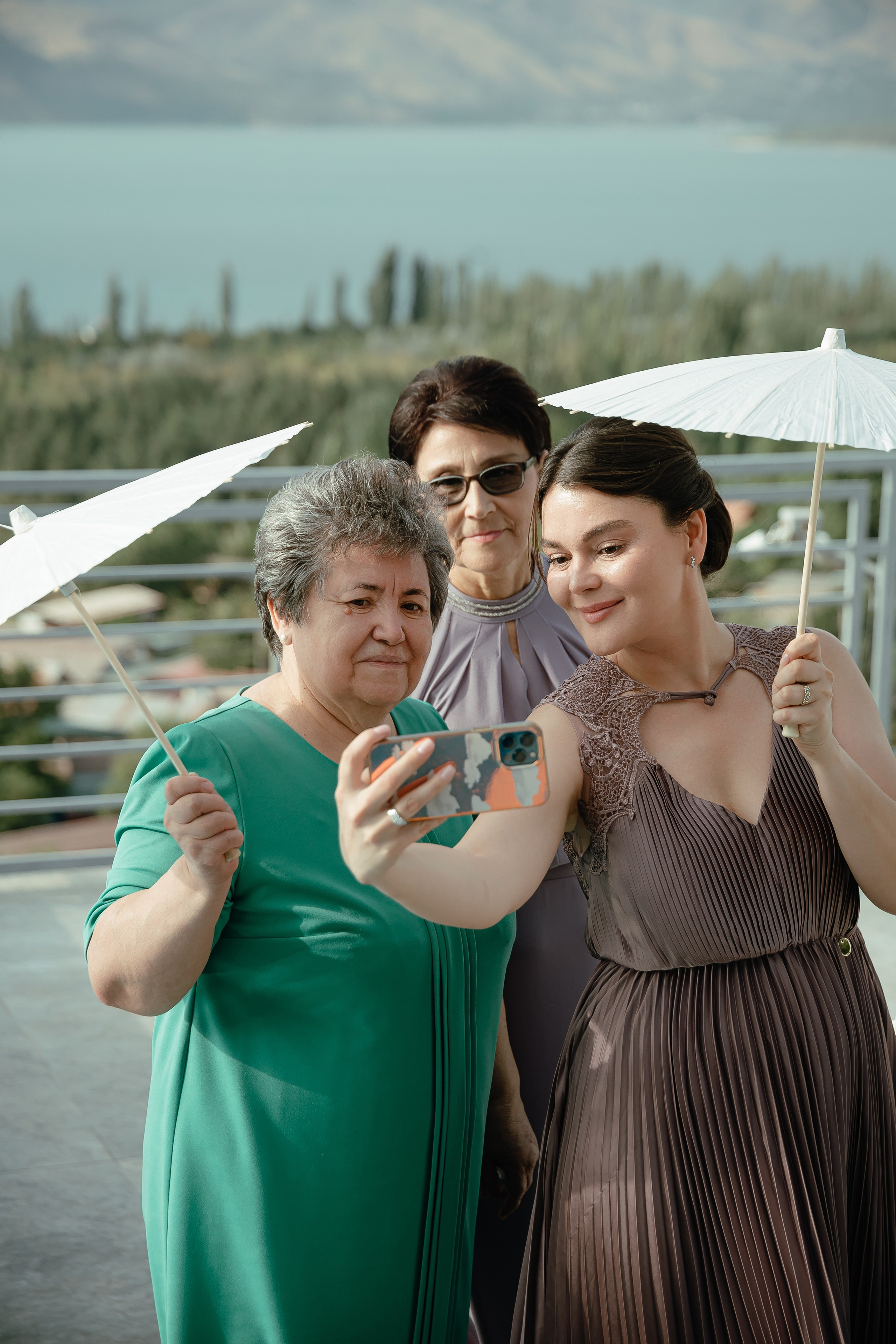 Thomas & Suyumbika. Главная