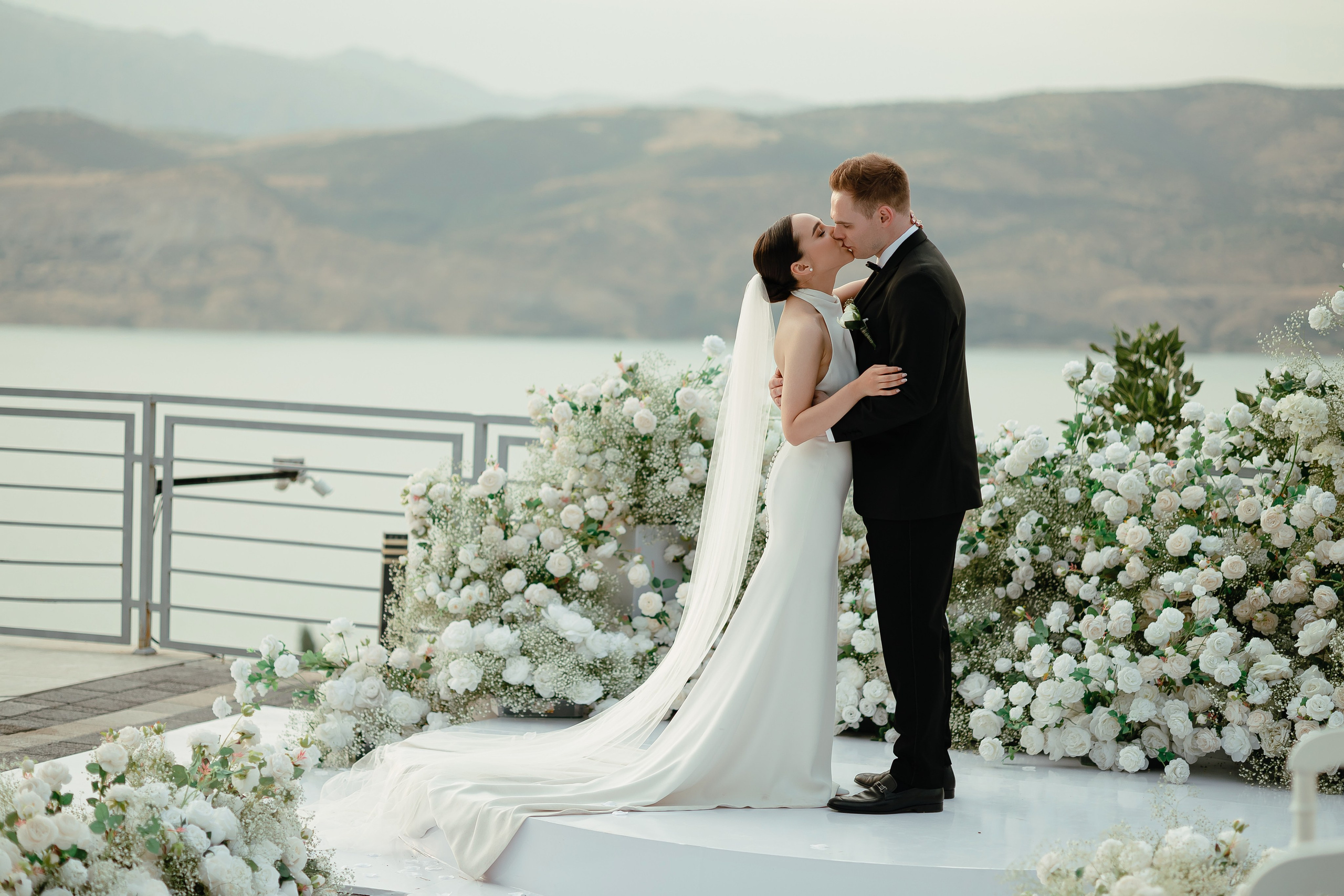 Thomas & Suyumbika. Главная