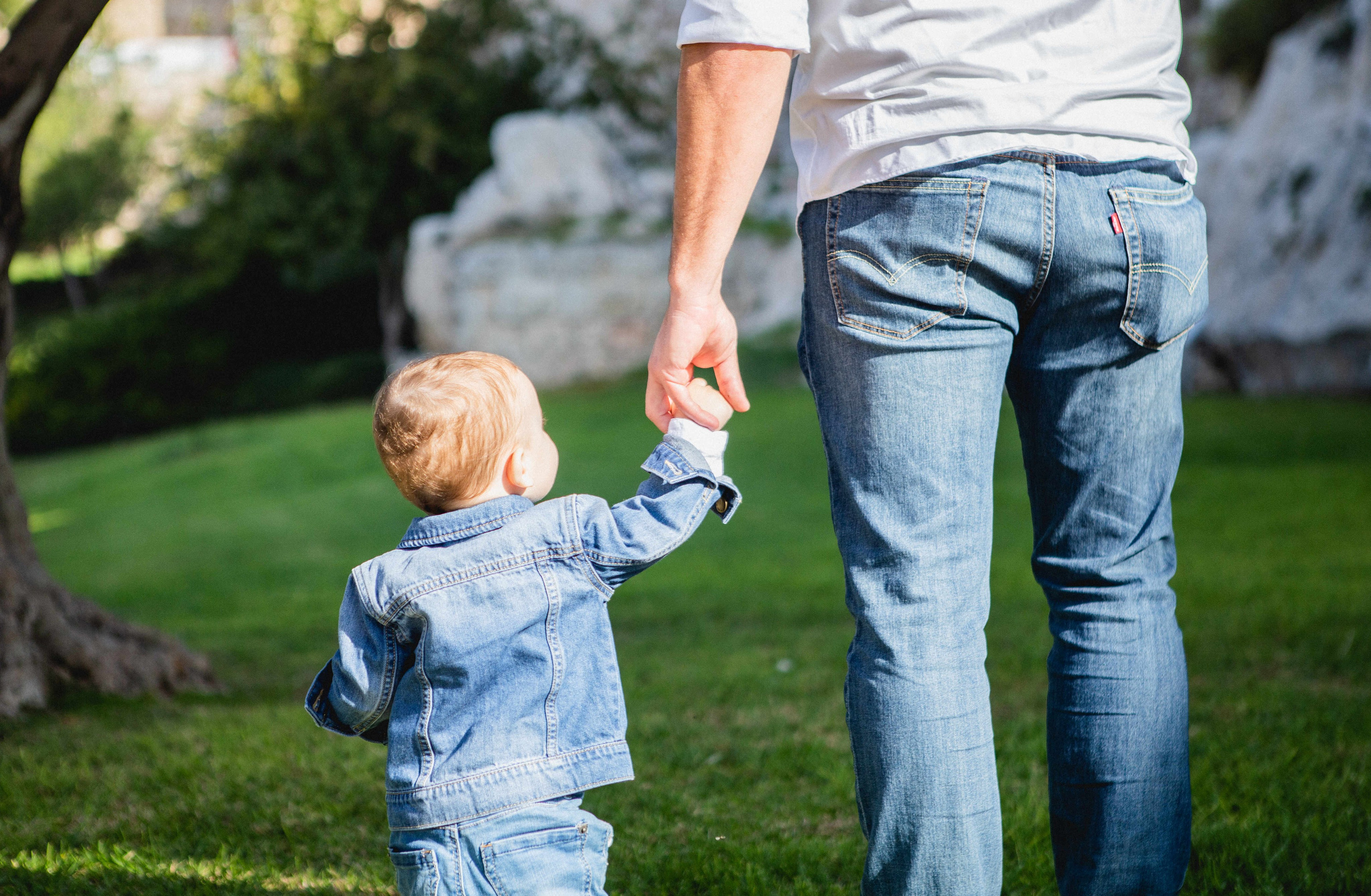 AT THE WALLS OF THE OLD CITY. PHOTOGRAPHER IN ISRAEL