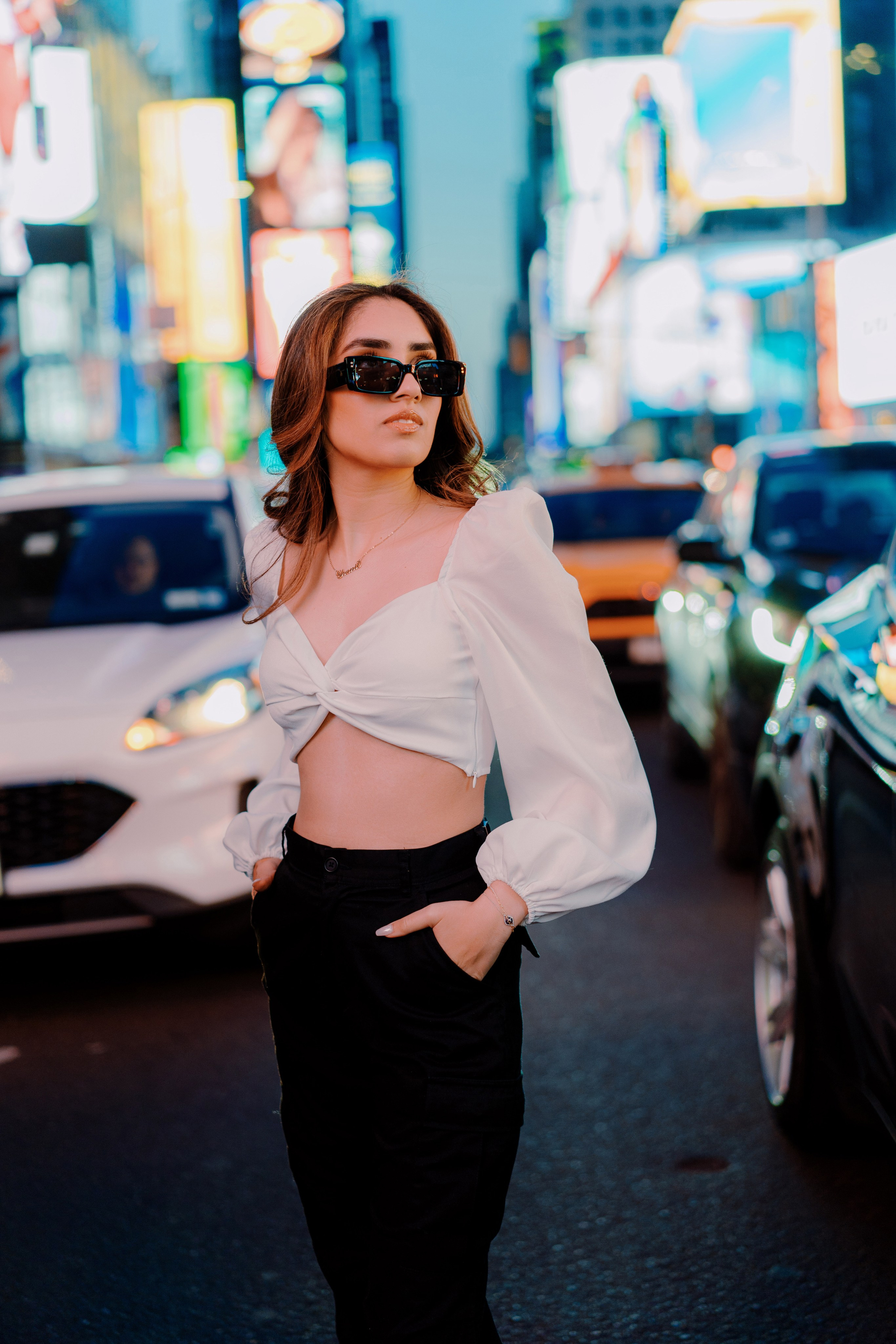 Two sisters in Times Square. Videographer and photographer in New York // MAKAROV.VIDEO
