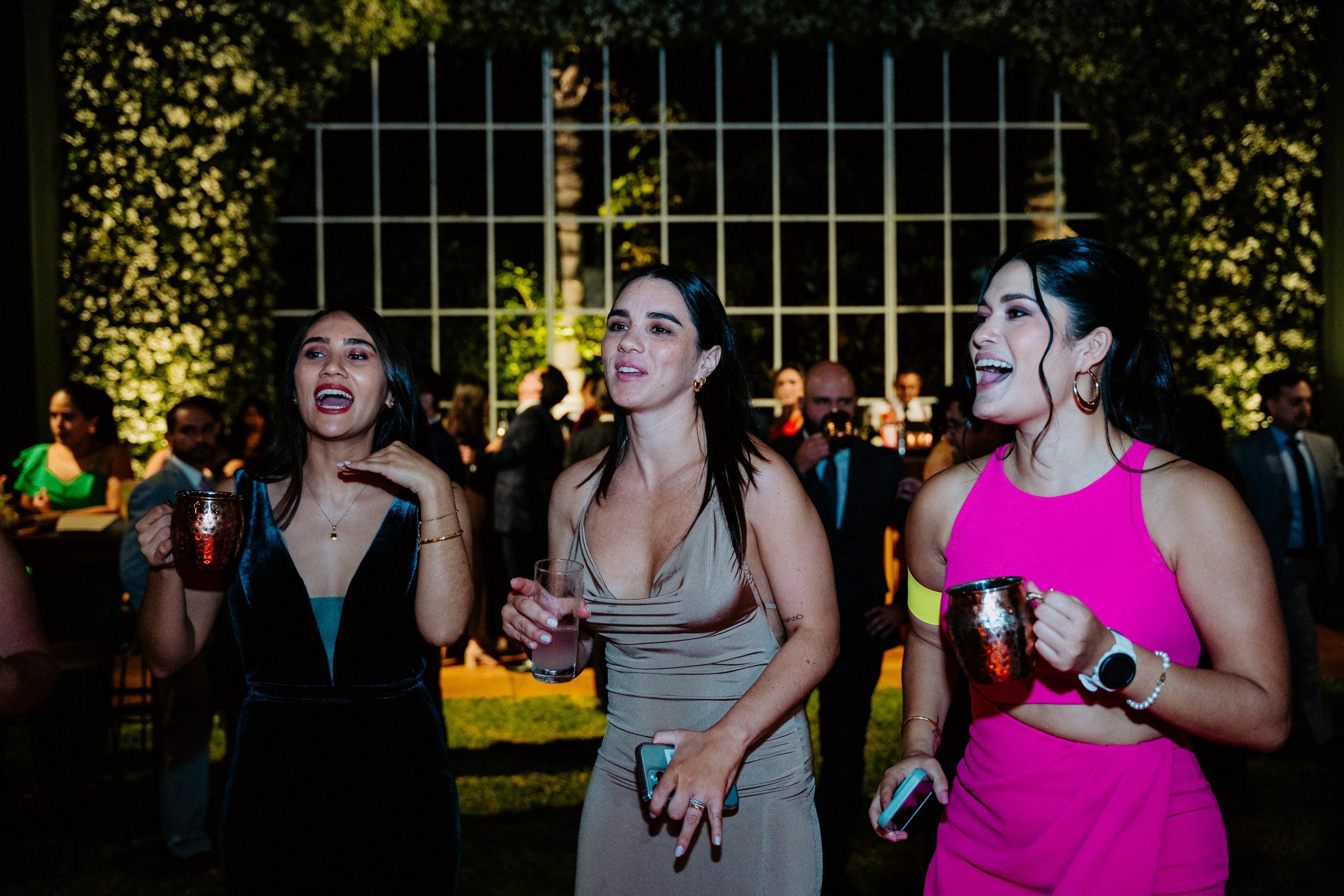 Un vistazo a la fiesta. Fotógrafo de Bodas en Lima | Ronhy Altamirano. Fotografía narrativa y cinematográfica para bodas, quinceañeras y eventos exclusivos
