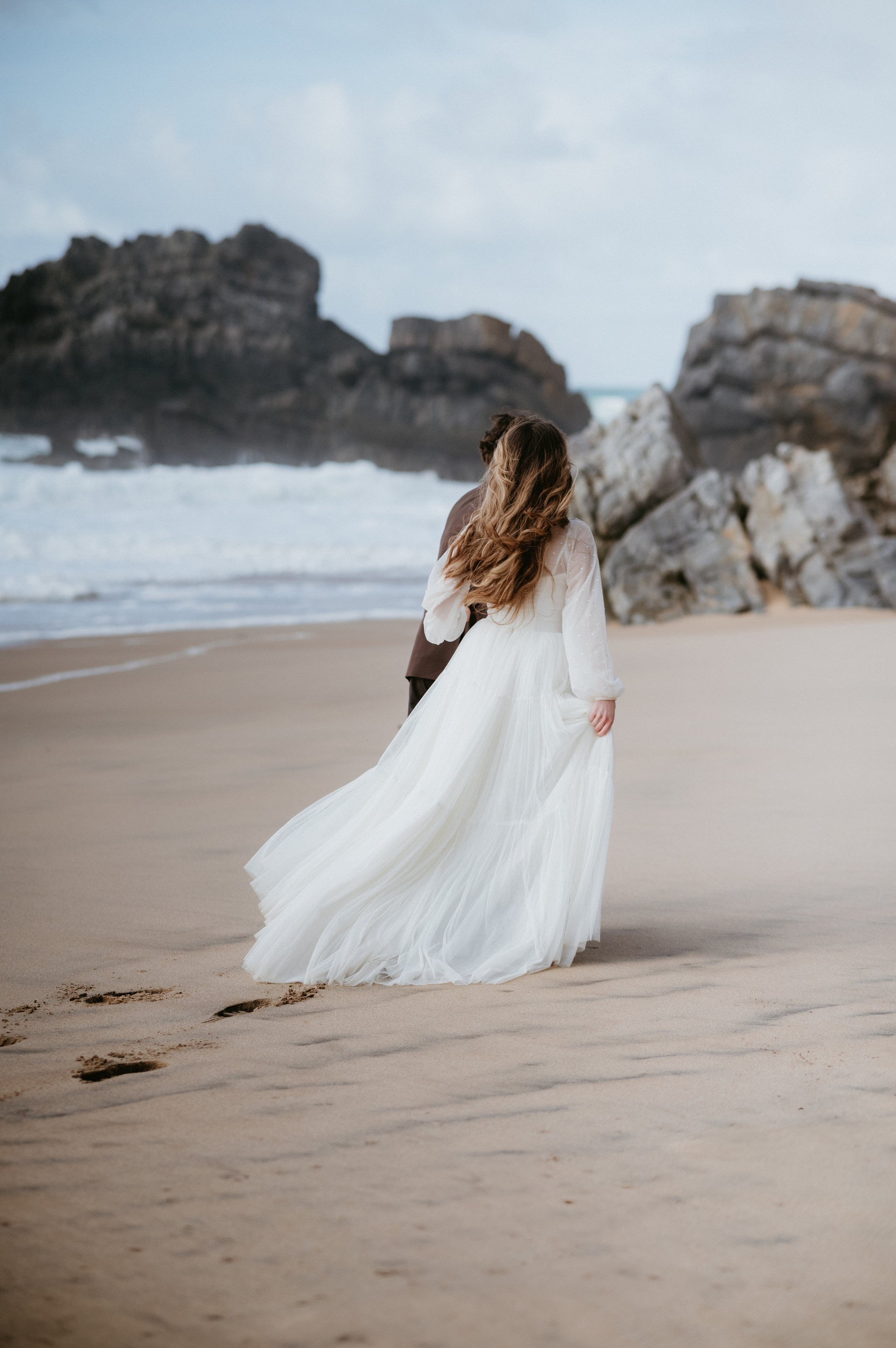 Ședință foto de nuntă pe plaja Adraga – emoție la malul oceanului Atlantic. Valentin Melen - fotograf de nunta 🤍