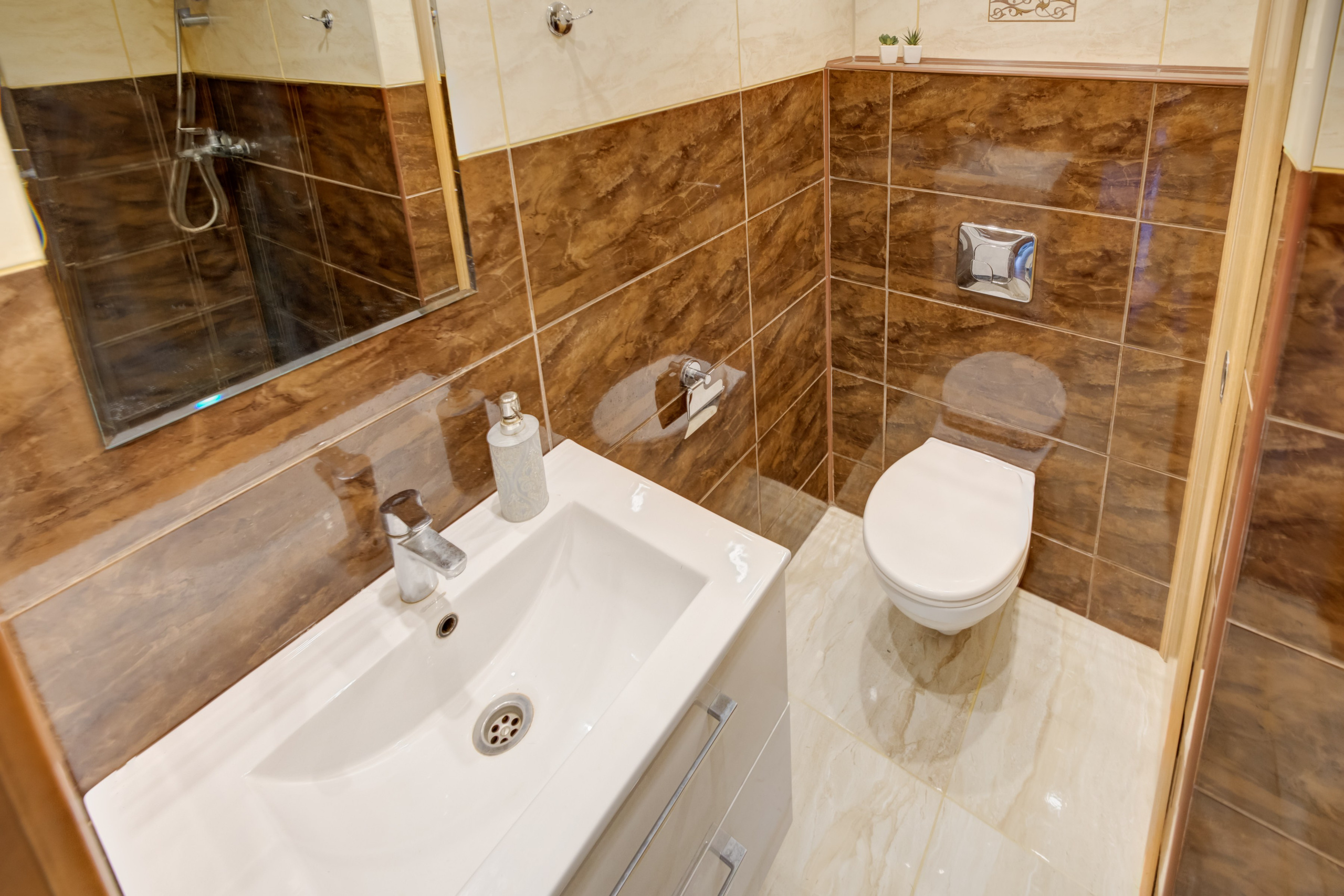 Sadyba Vinliaus r. prie ežero. Elina Sapiega fotografė Vilniuje