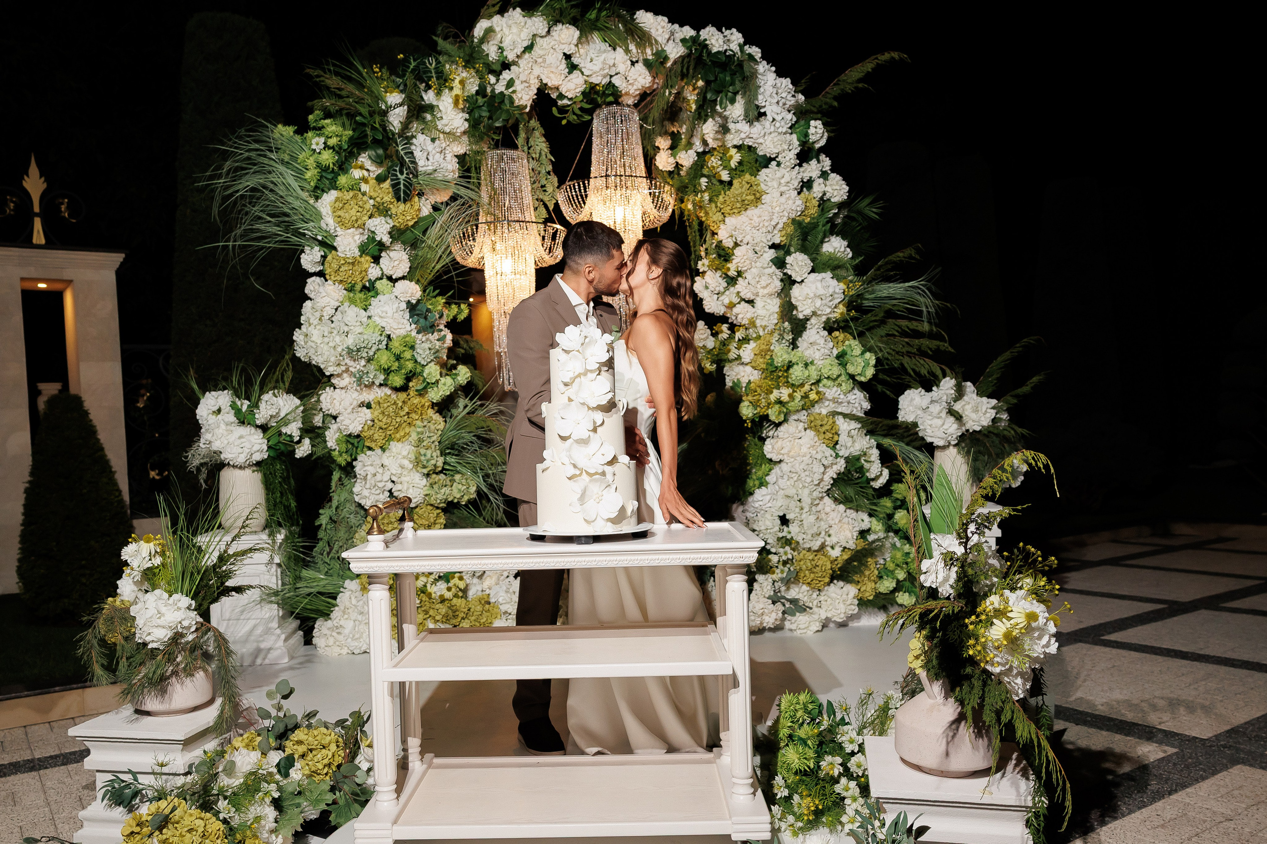 Eugen & Livia — Grand Elysee — Wedding Day. Servicii Foto și Video 067188353