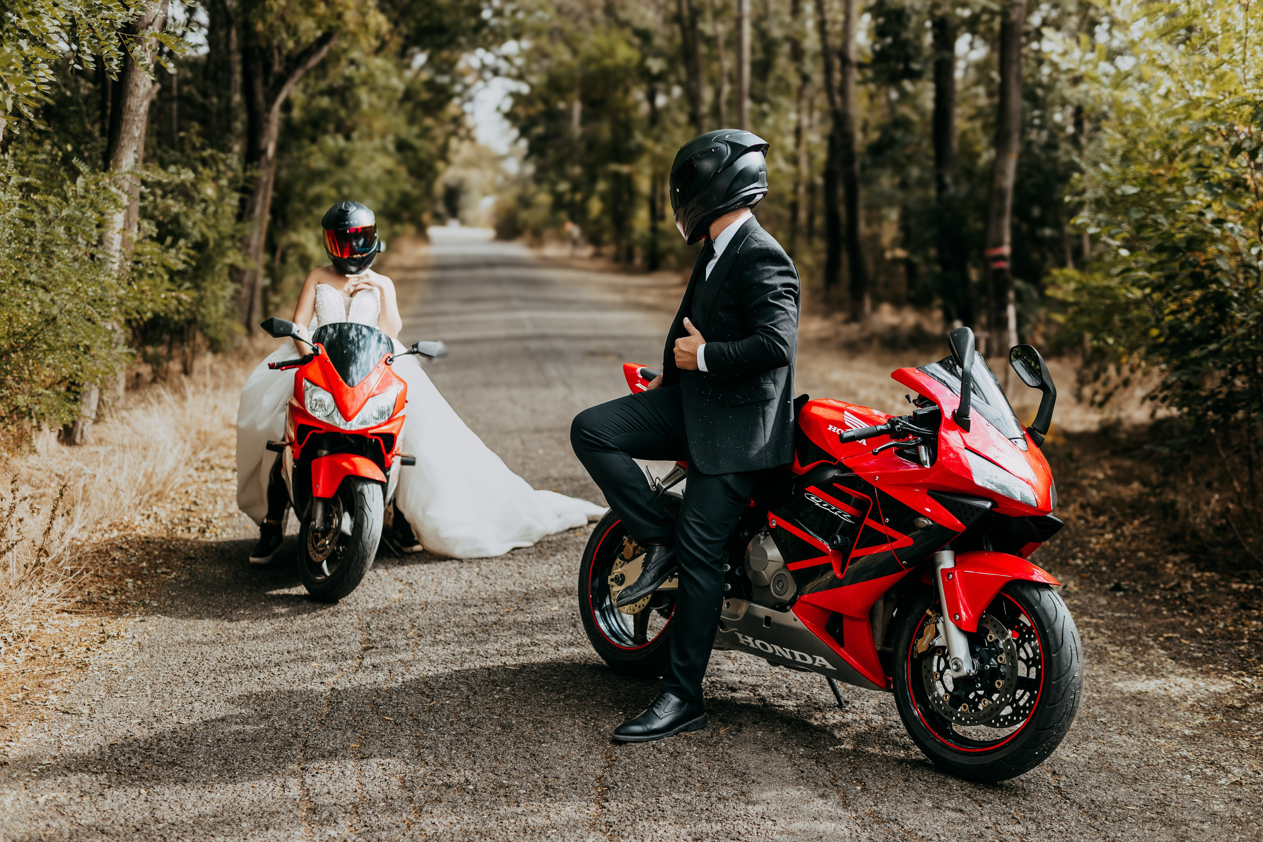 Trash the Dress cu motocicliști — ședință foto de poveste. Lucian Dedeu — Fotograf de nuntă și eveniment