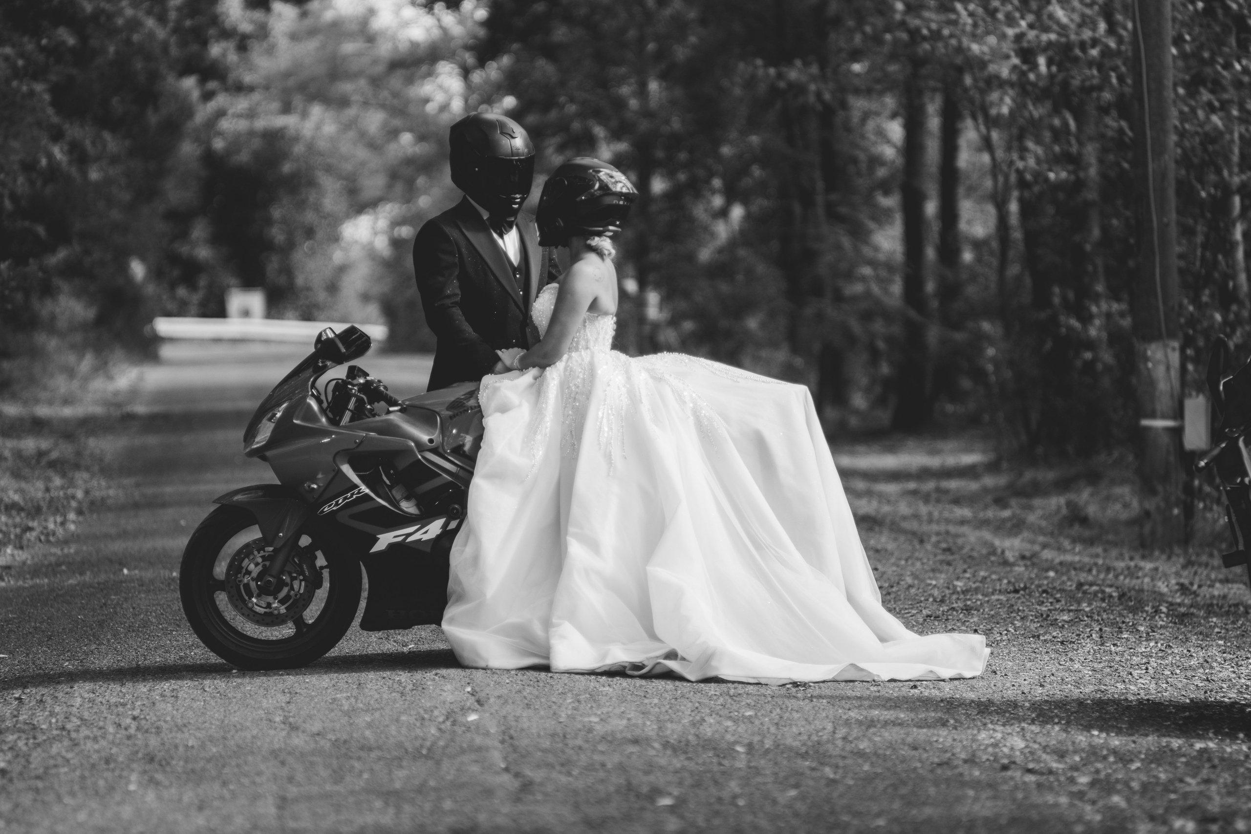 Trash the Dress cu motocicliști — ședință foto de poveste. Lucian Dedeu — Fotograf de nuntă și eveniment