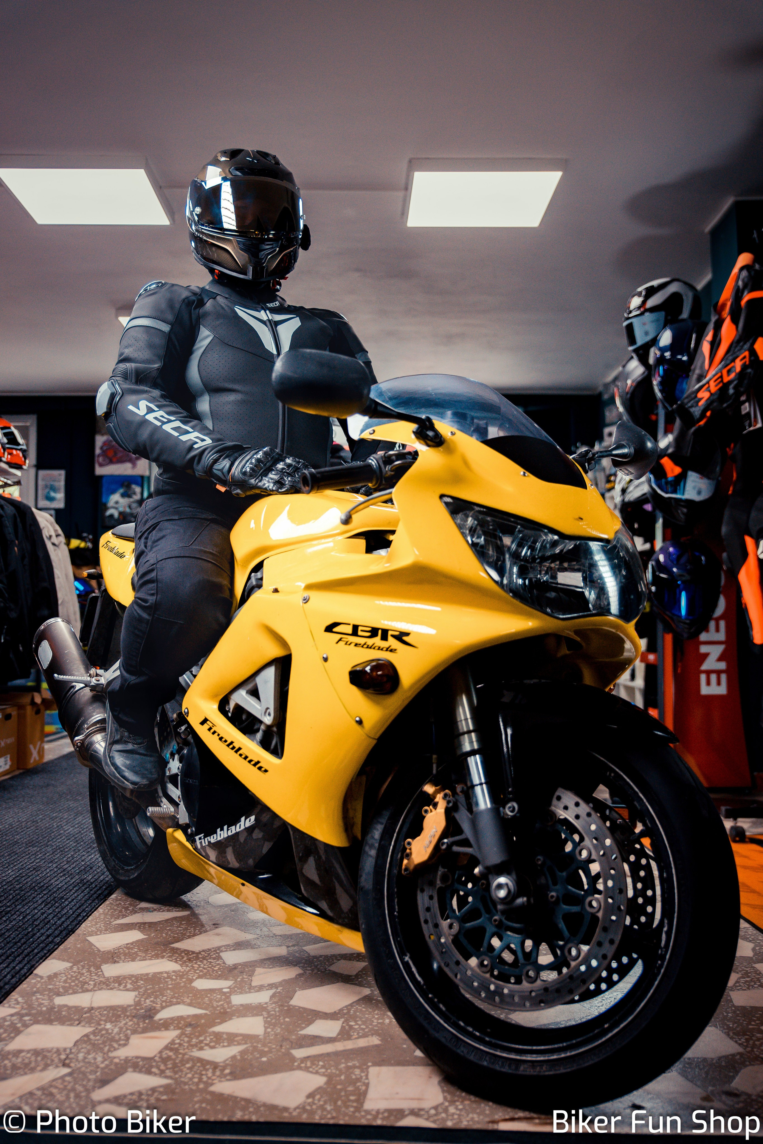 Sesiune foto magazin Biker Fun Shop. Lucian Dedeu — Fotograf
