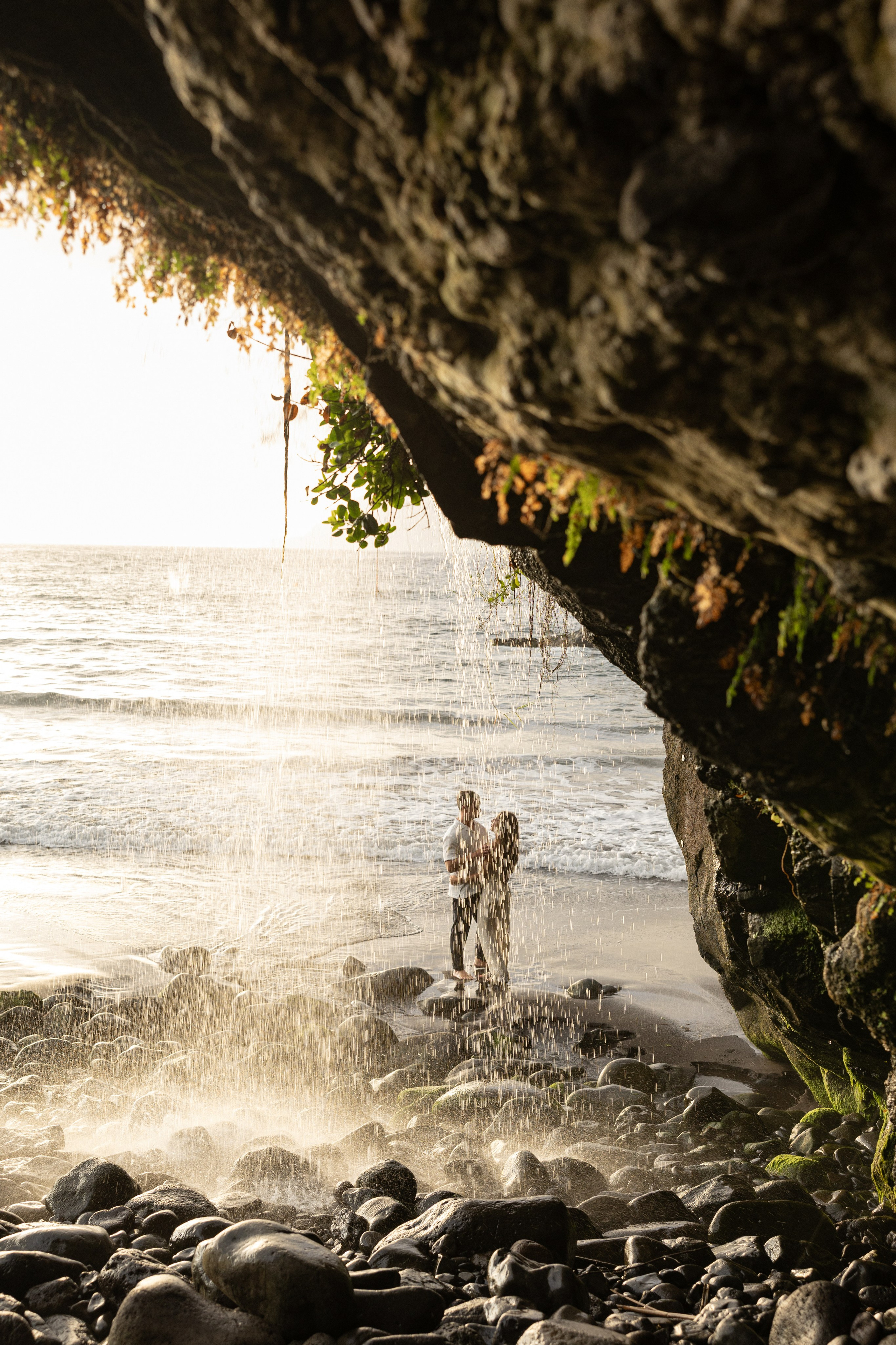 Couple Photoshoot at Seixal Beach, Madeira | Romantic Beach Photography. Fotógrafa na Madeira para casais, pedidos de casamento, elopements e casamentos íntimos | Tatiana