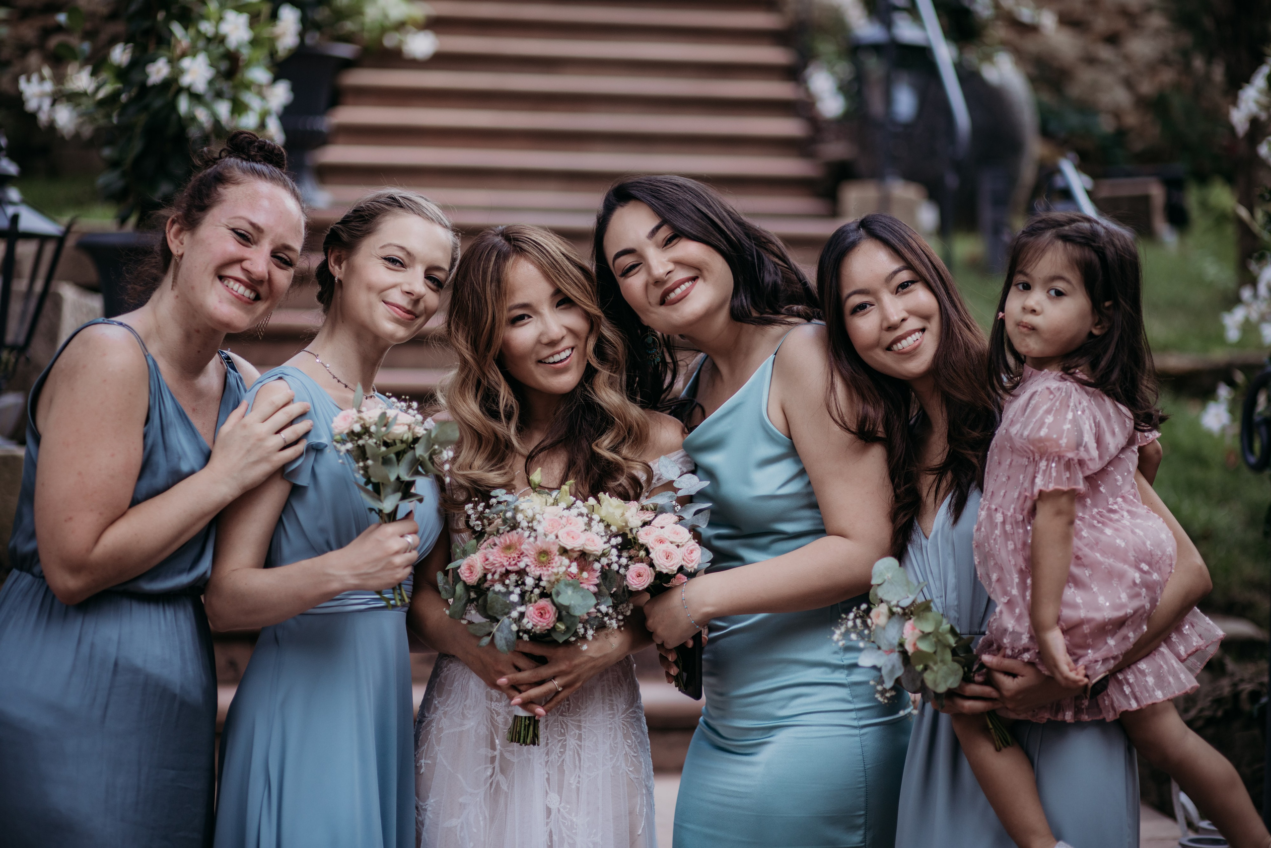 Hochzeitsgäste bei der Trauung im Morrhof – mediterrane Hochzeitskulisse