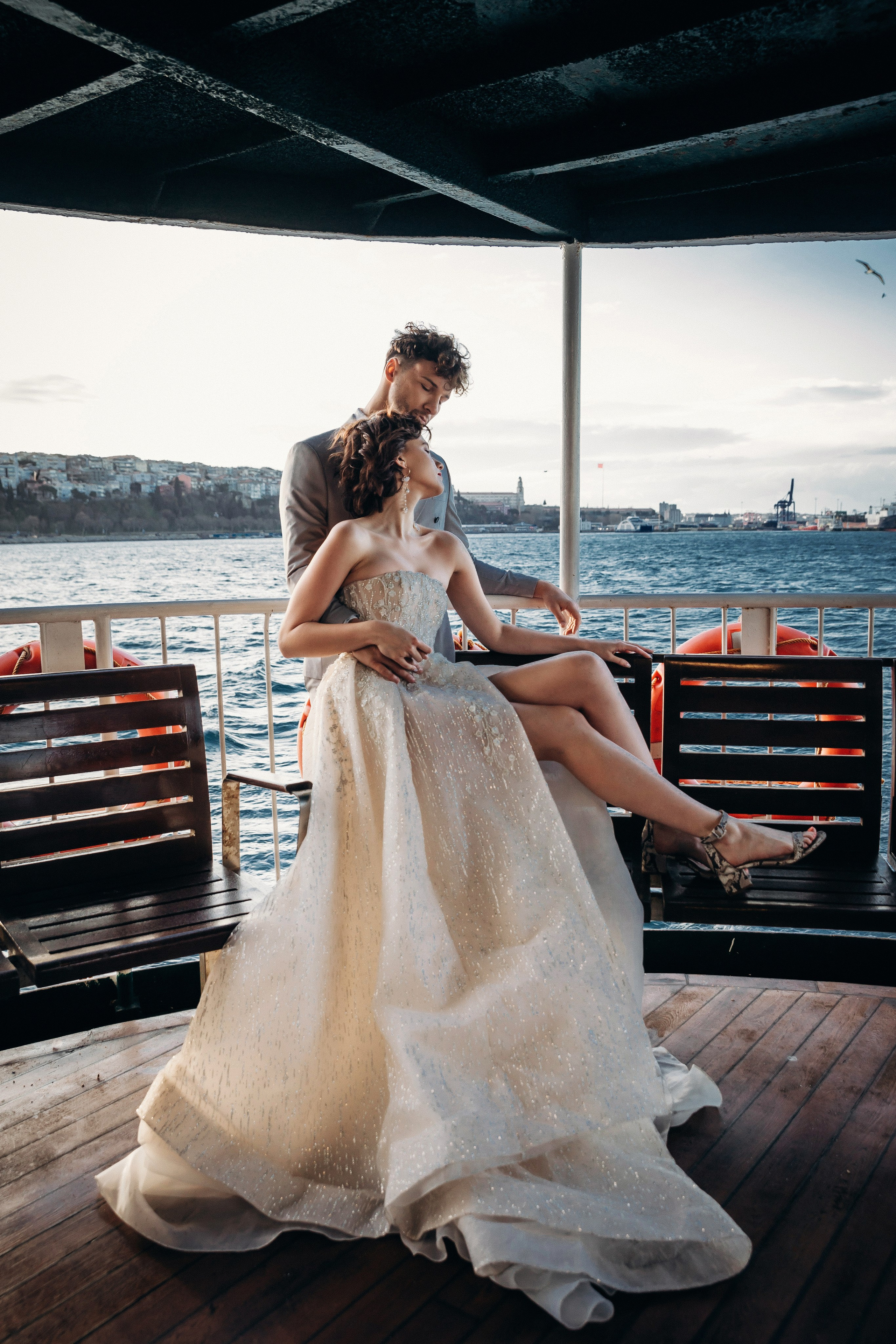 Wedding photoshoot in Istanbul on the Bosphorus with romantic seaside views – wedding photographer Italy, Spain, France.