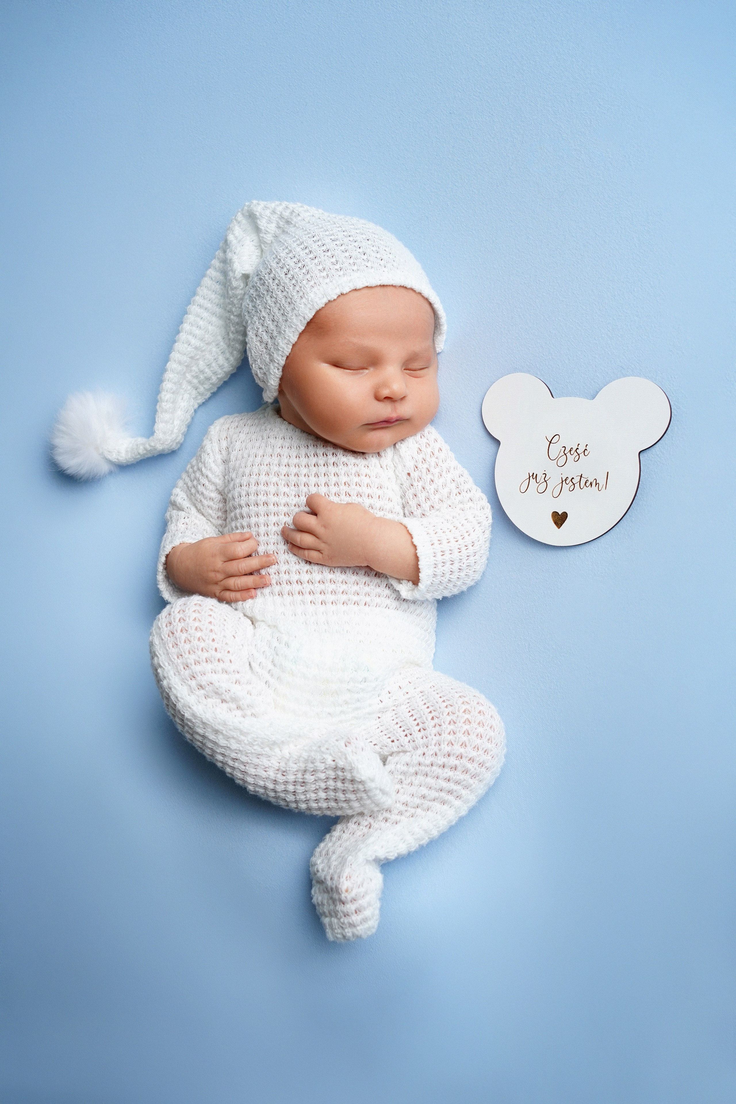 Neugeborenes Baby in süßer Mütze fotografiert