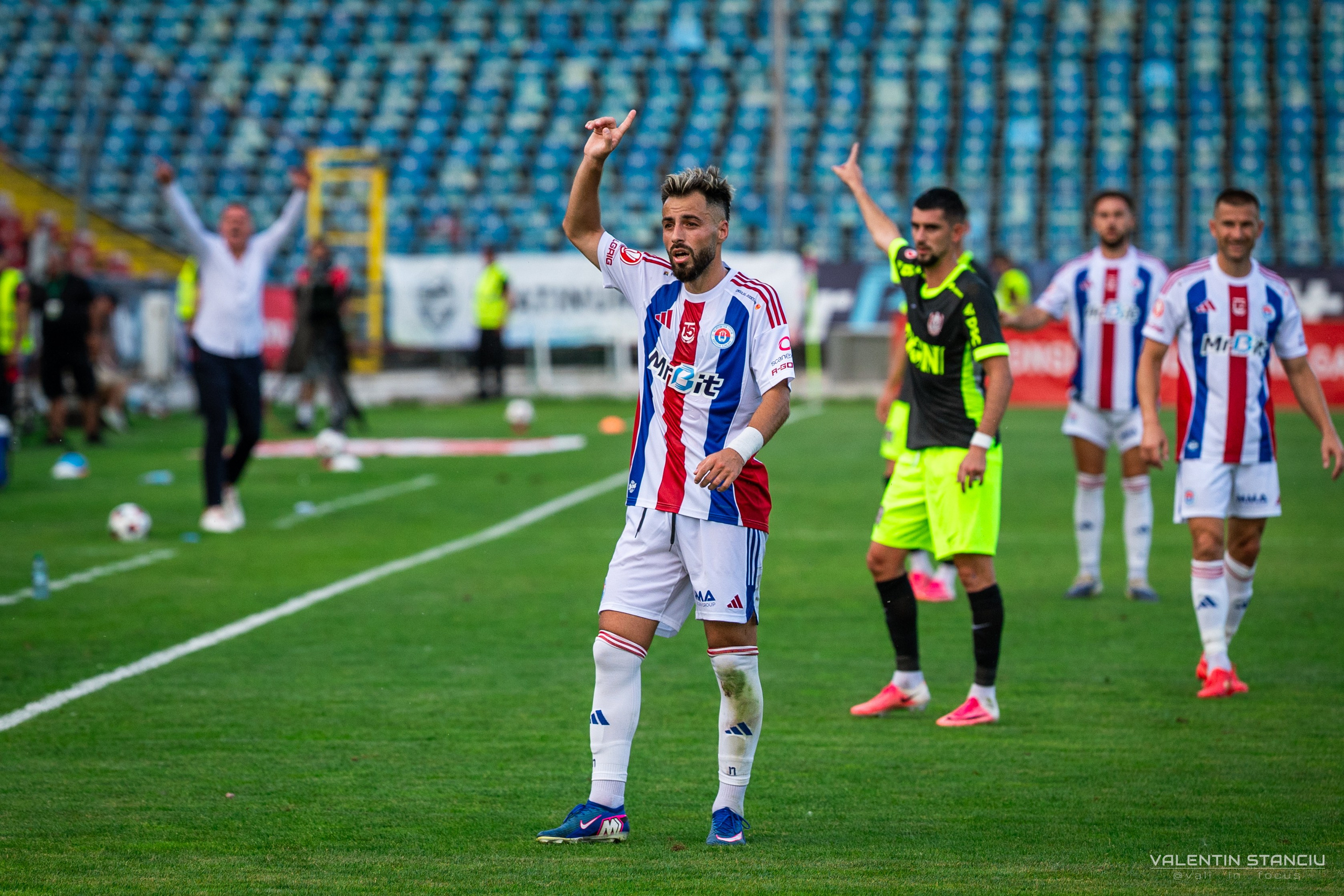 Otelul Galati — CFR Cluj. Fotograf de Sport, Portret, Produs, Corporate, Cultural și Evenimente în Galați | Valentin Stanciu