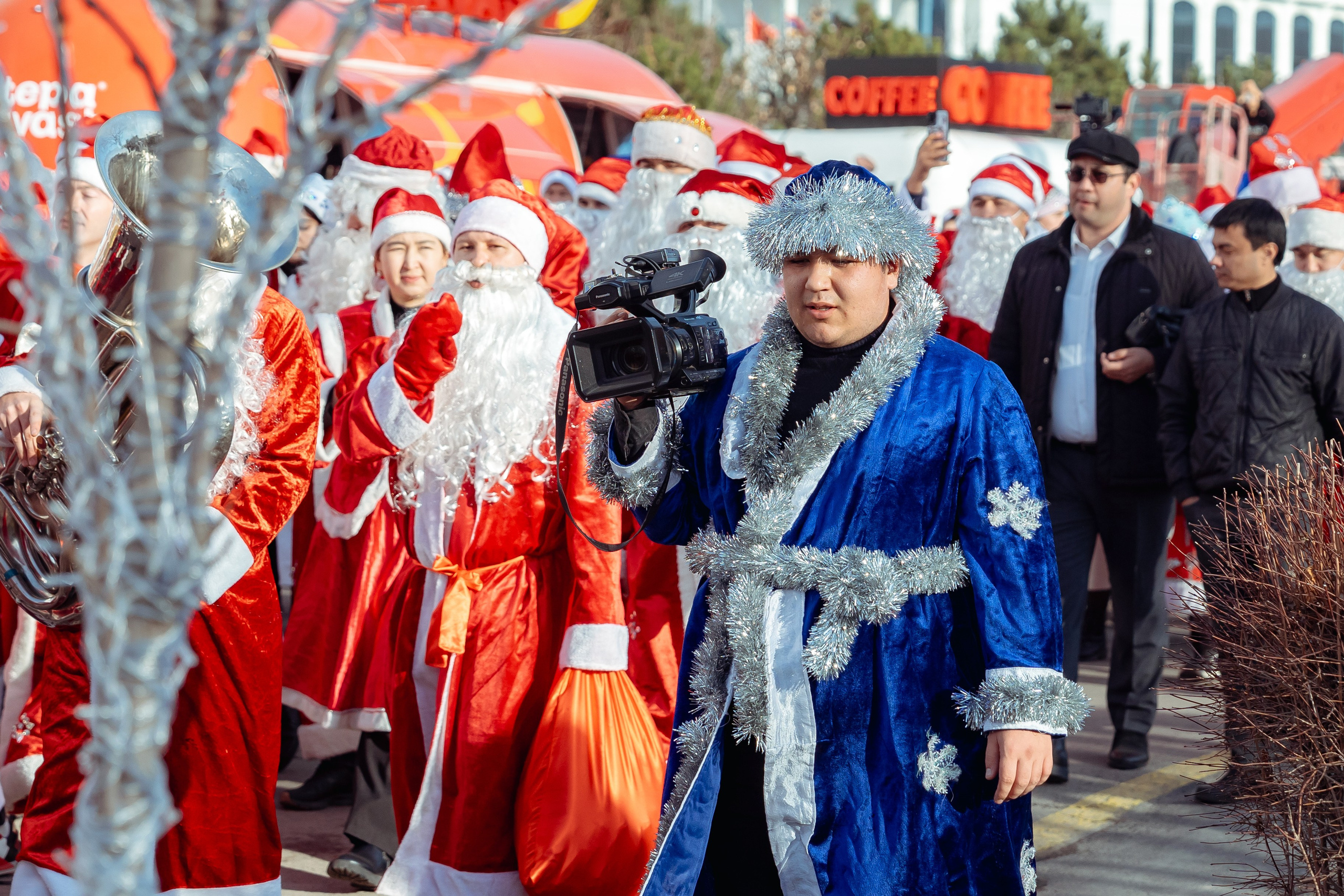 Парад Дедов Морозов. Георгий Намазов | Фотограф в Ташкенте