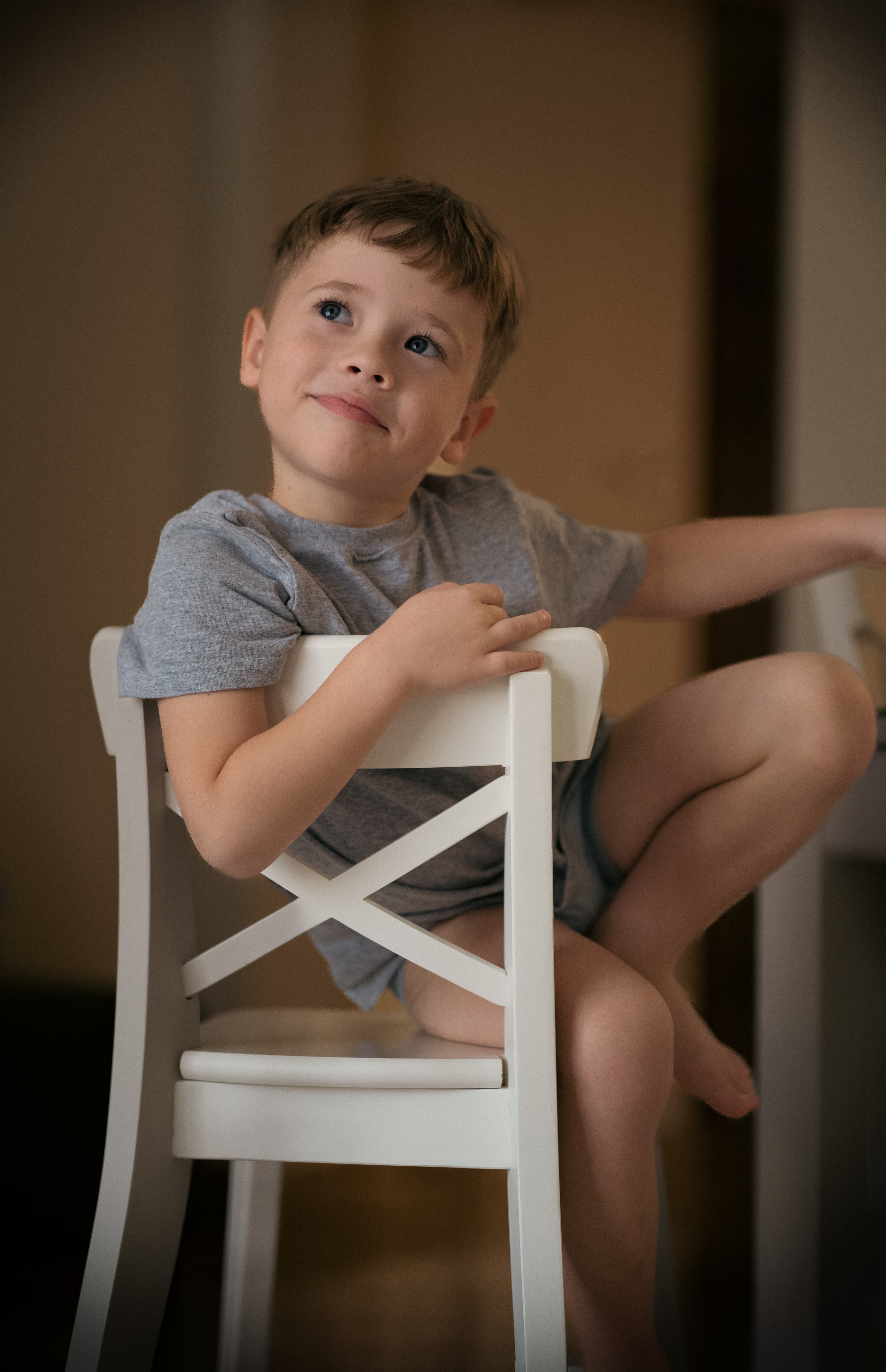 Children's photography. Children in the frame. A home photo shoot in Abu Dhabi. A child photographer in Abu Dhabi, Dubai. Family photo shoots. Shooting in the studio