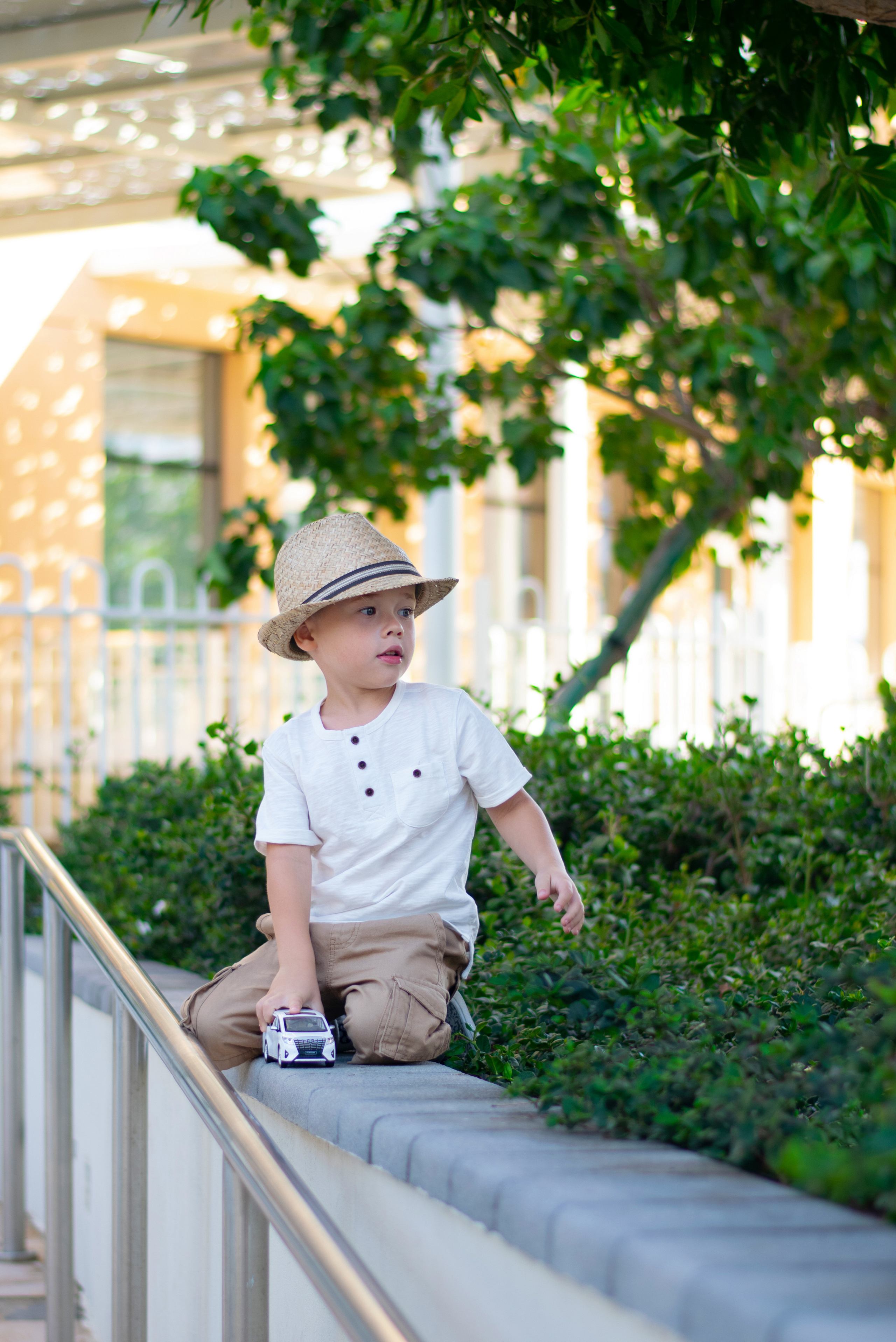 Children in nature. Photo shoot on the street. Children's photos. The best children's photographer in Abu Dhabi Dubai