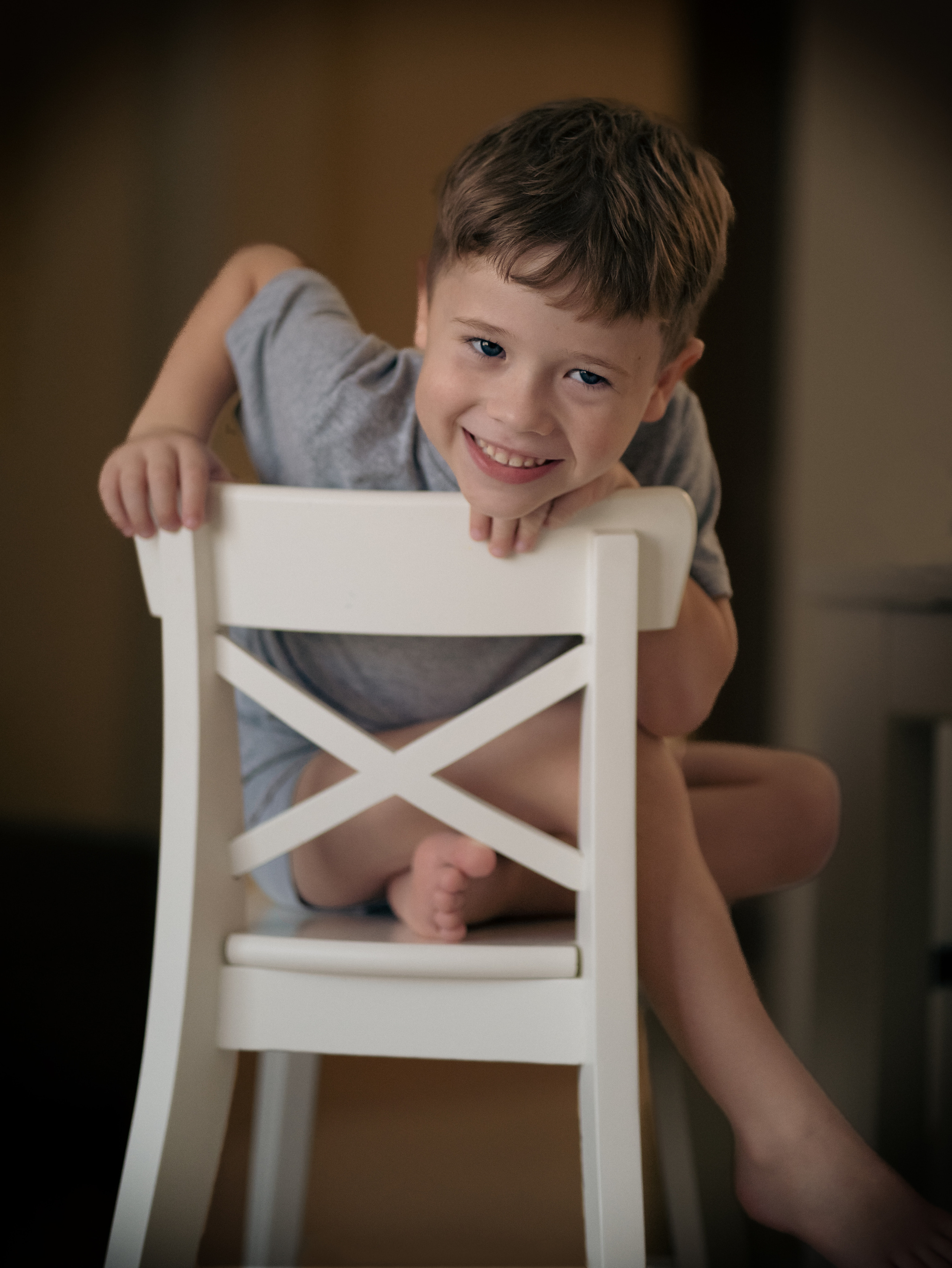 Children's photography. Children in the frame. A home photo shoot in Abu Dhabi. A child photographer in Abu Dhabi, Dubai. Family photo shoots. Shooting in the studio