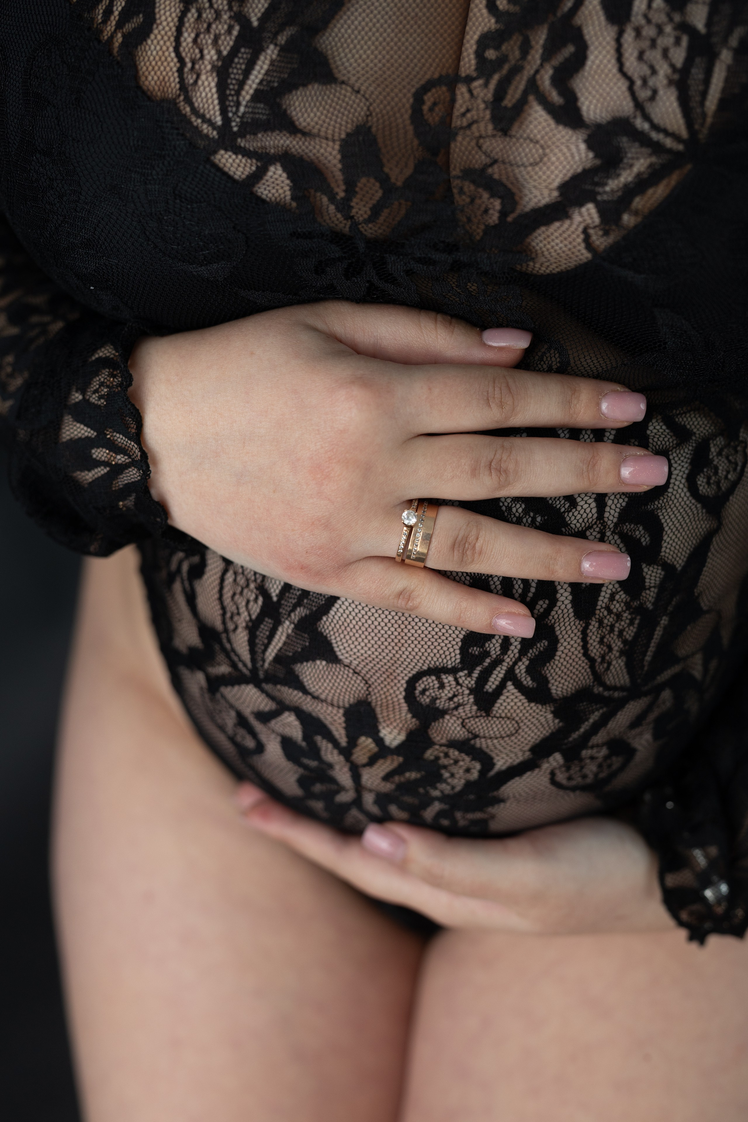 Emozioni fotografiche di maternità Milano citylife. Fotografa di matrimonio a Milano e in Lombardia. Racconto matrimoni con uno stile naturale, elegante e senza pose forzate