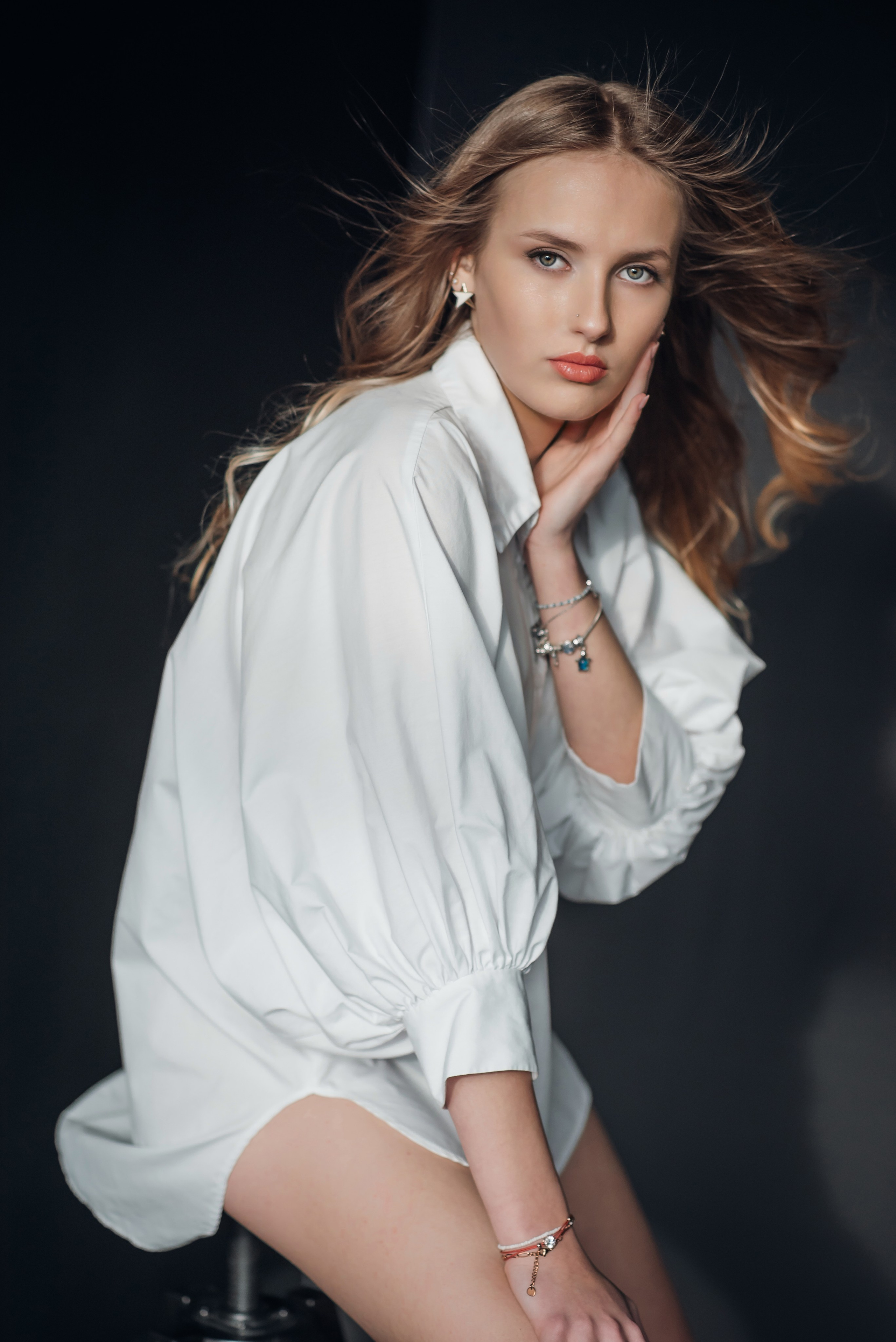 Fotosesijos studijoje. Aukse Stravi fotografė