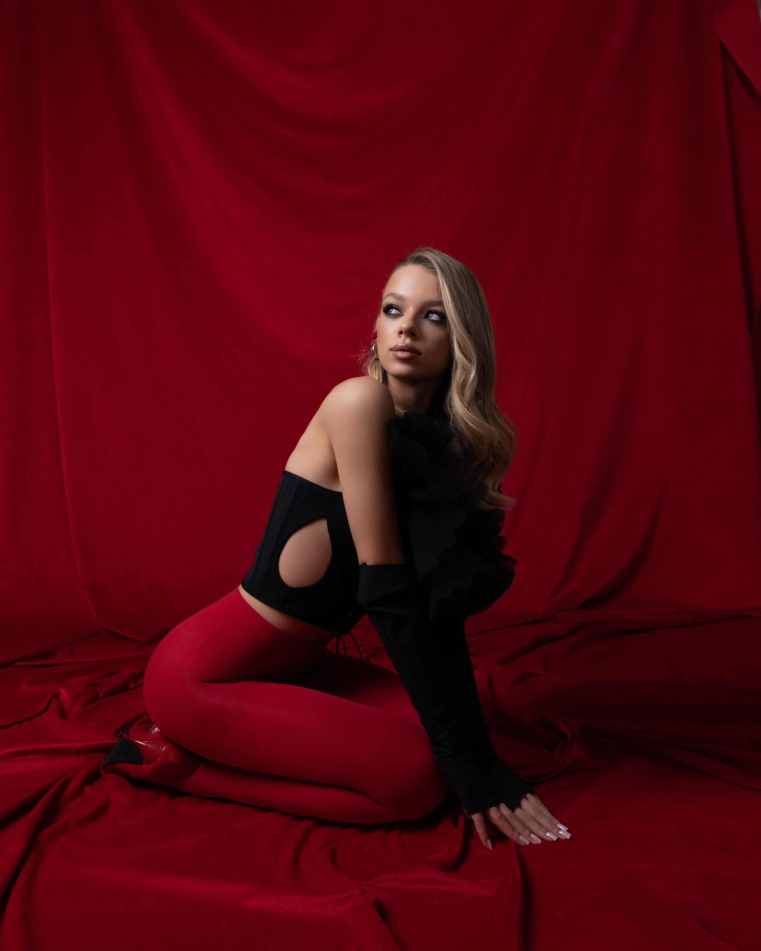 Lady in red. Professional wedding photographer in Copenhagen, Denmark — Julia Byron