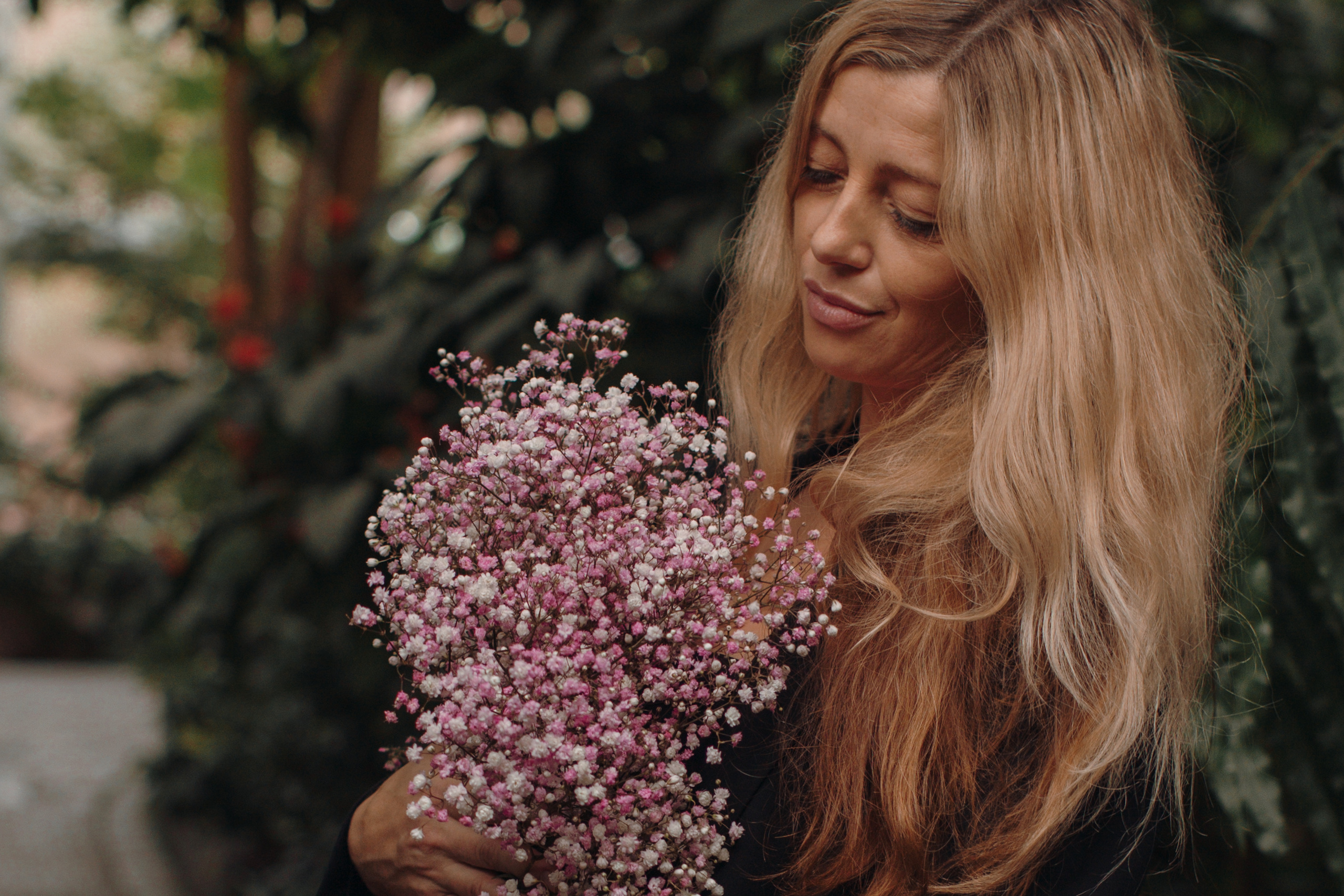 Albina im Garten. Семейный и свадебный фотограф в Франкфурте на Майне Алина Браун