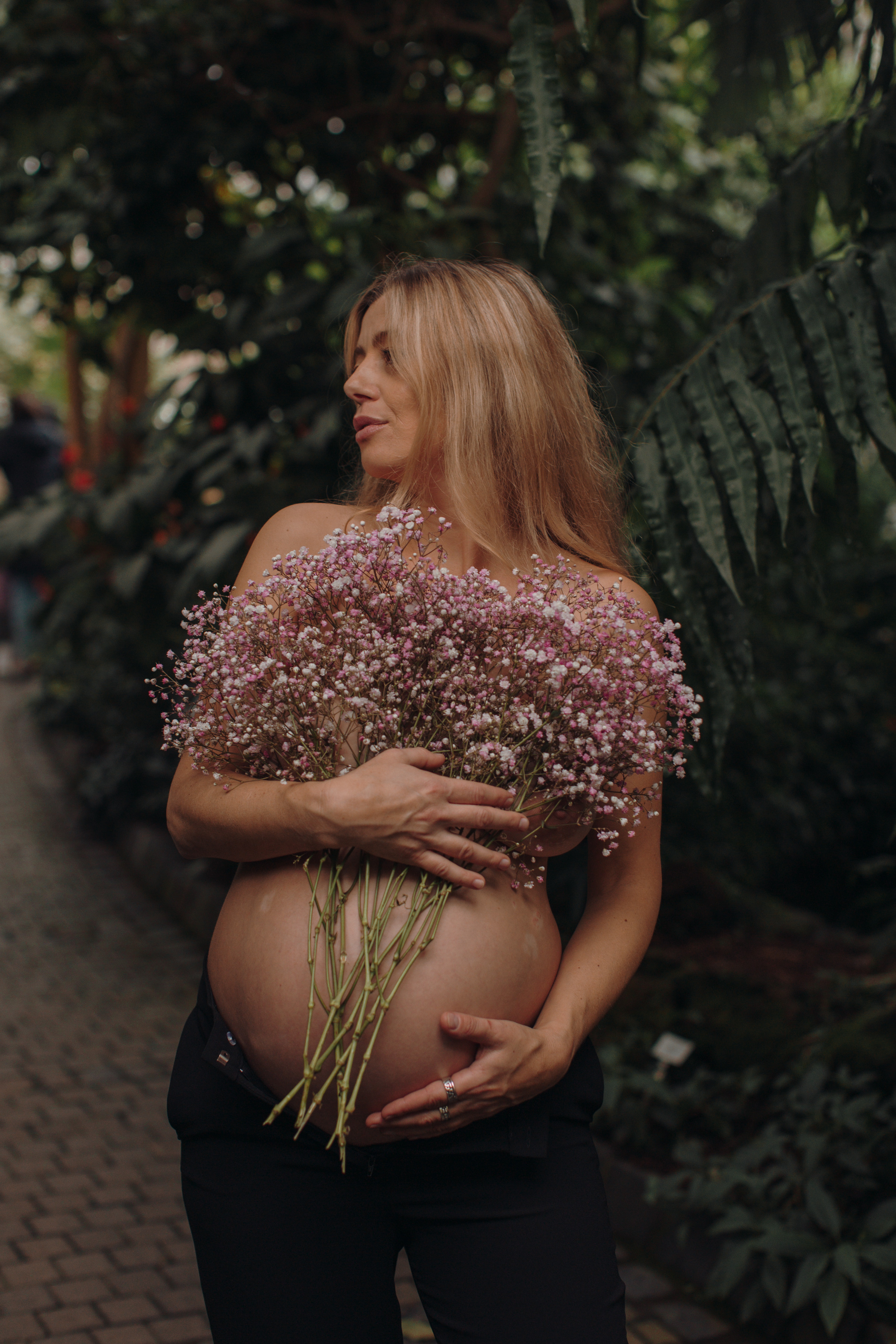 Albina im Garten. Семейный и свадебный фотограф в Франкфурте на Майне Алина Браун