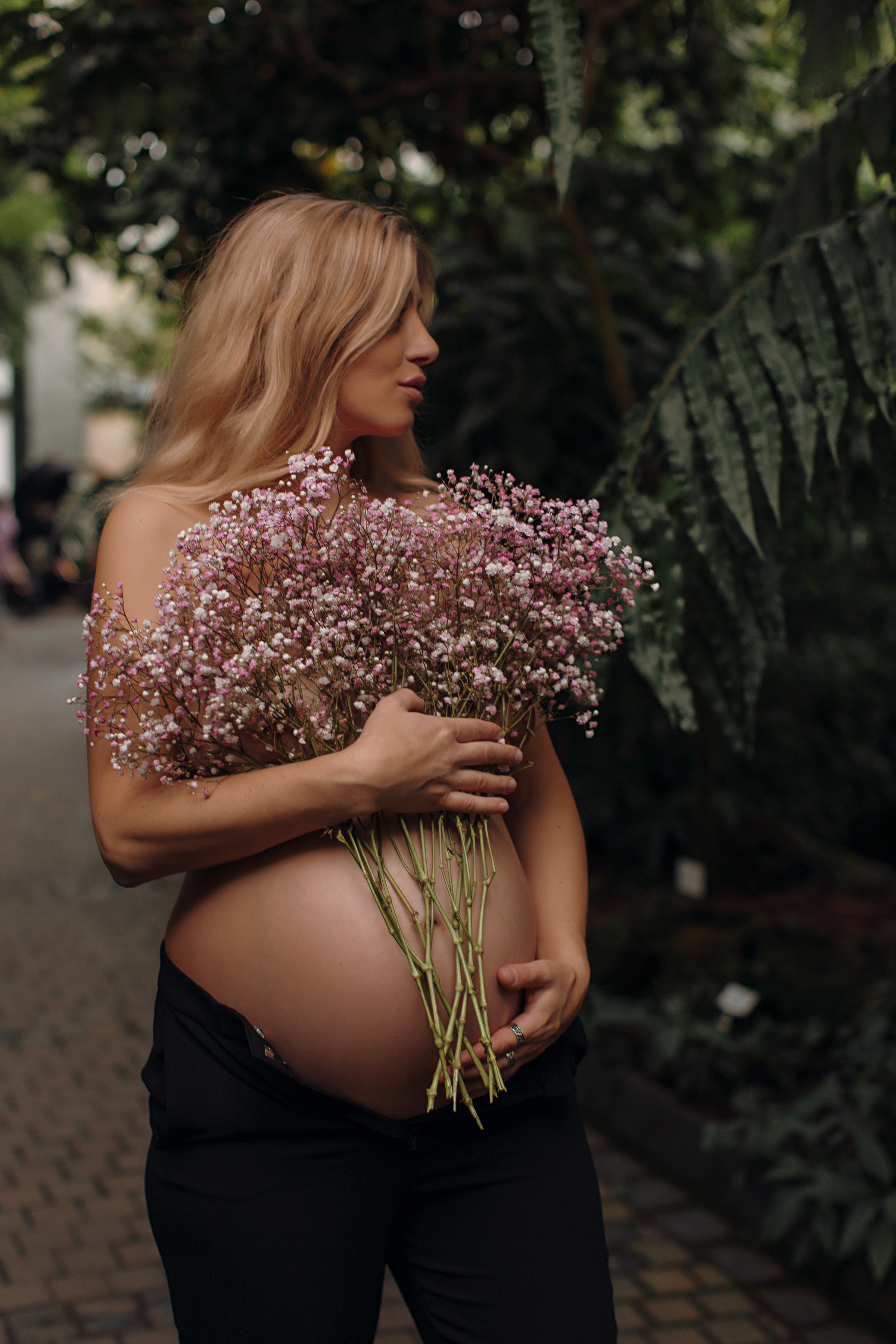 Albina im Garten. Семейный и свадебный фотограф в Франкфурте на Майне Алина Браун