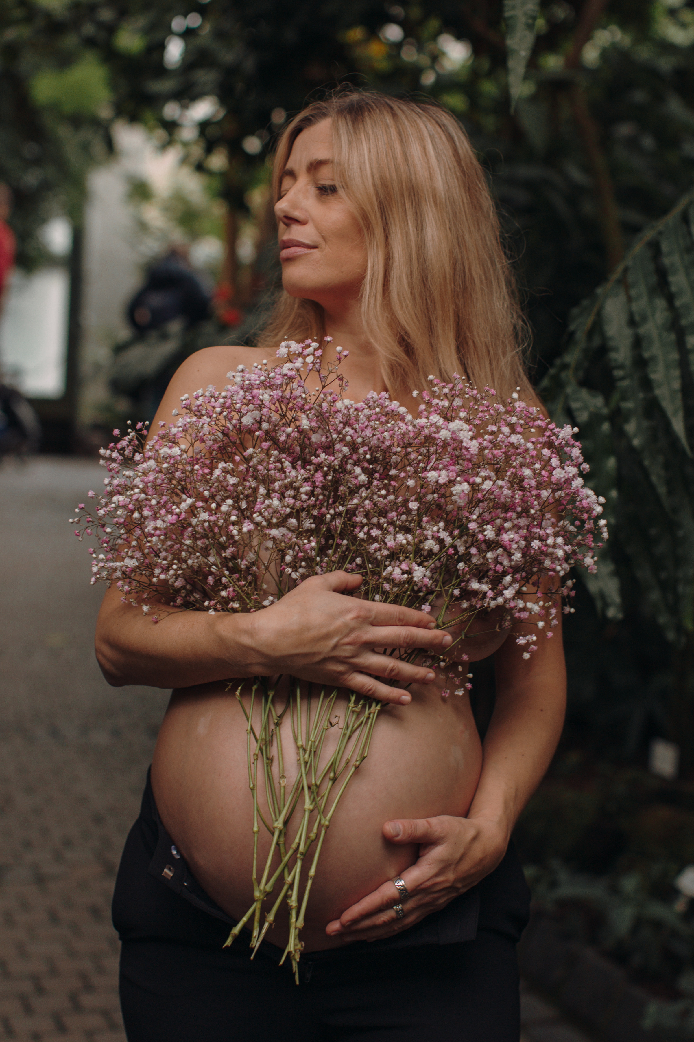 Albina im Garten. Семейный и свадебный фотограф в Франкфурте на Майне Алина Браун