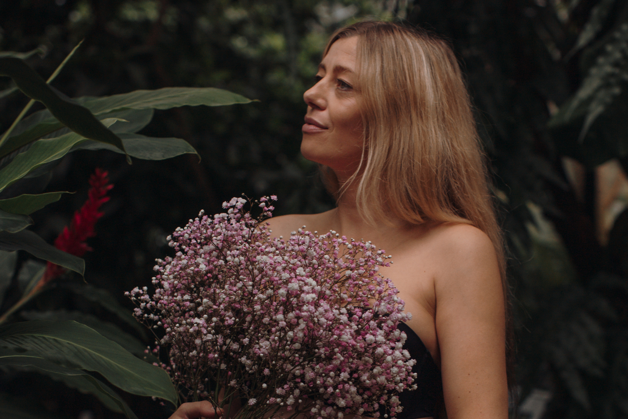 Albina im Garten. Семейный и свадебный фотограф в Франкфурте на Майне Алина Браун