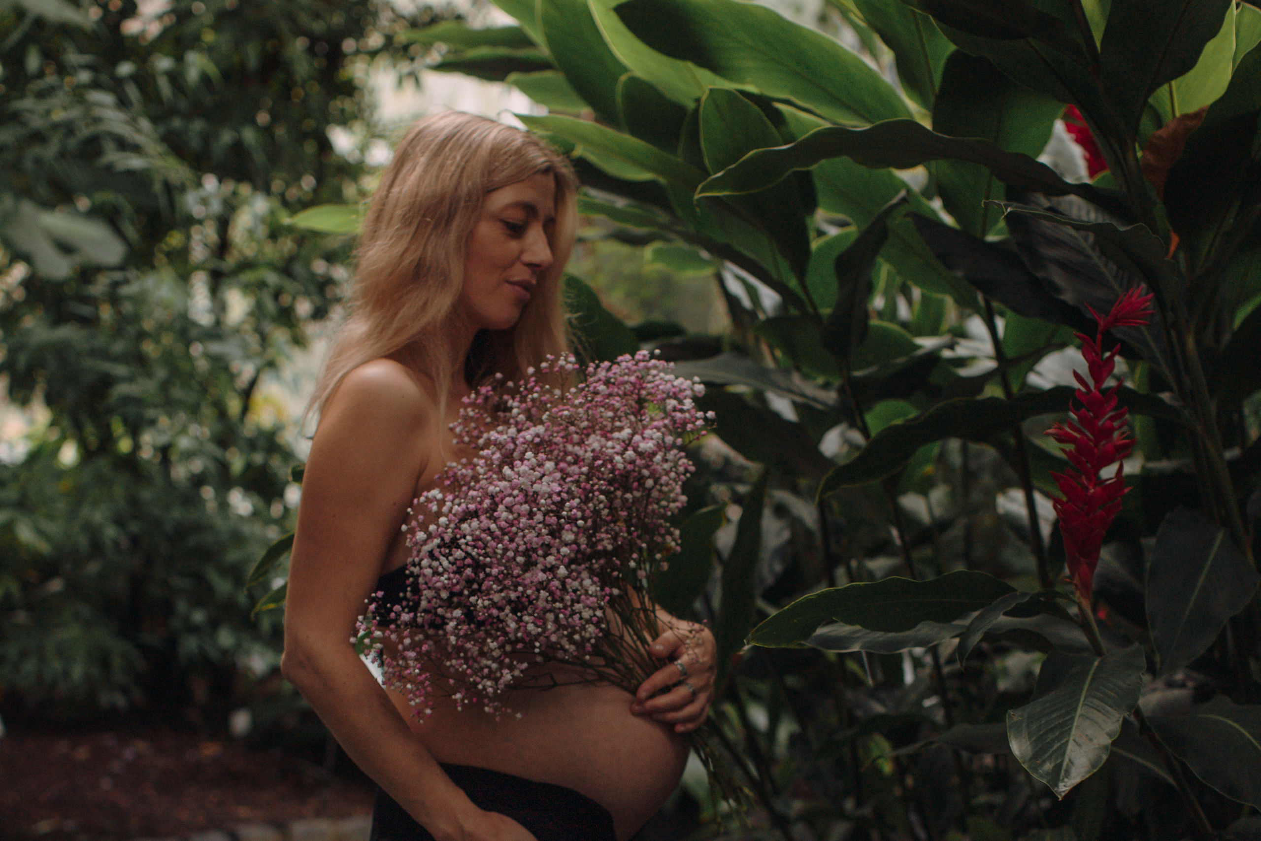 Albina im Garten. Семейный и свадебный фотограф в Франкфурте на Майне Алина Браун