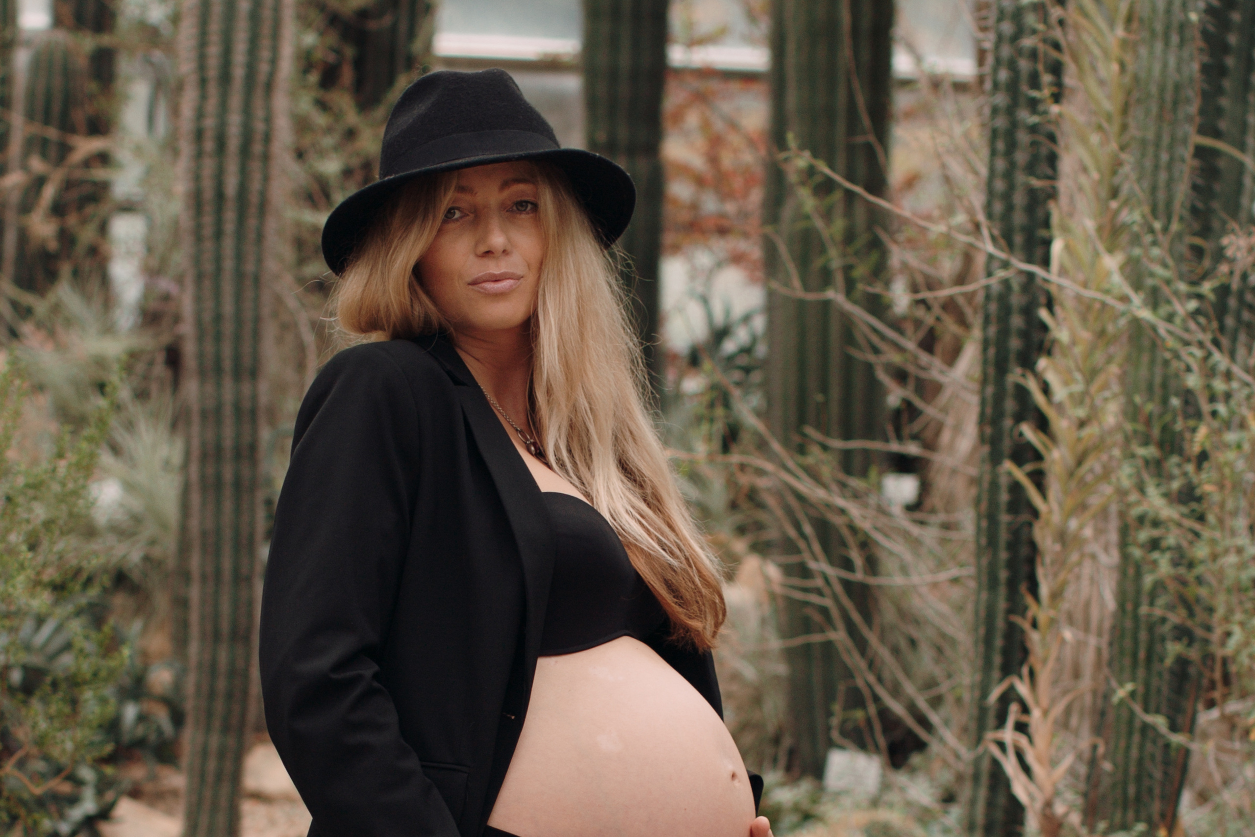 Albina im Garten. Семейный и свадебный фотограф в Франкфурте на Майне Алина Браун