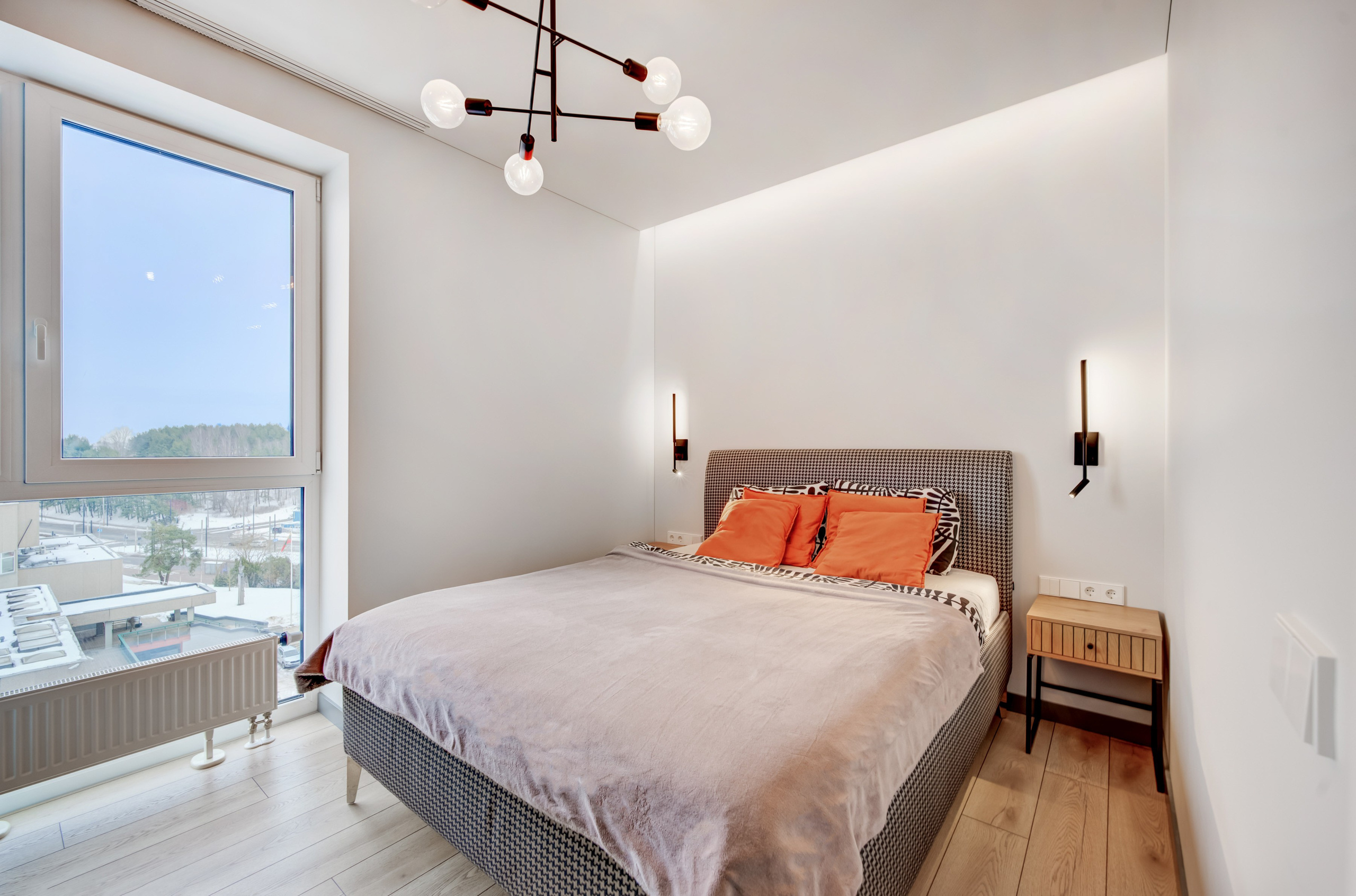 NT nuotrauka – jaukaus ir šviesaus miegamojo kambario