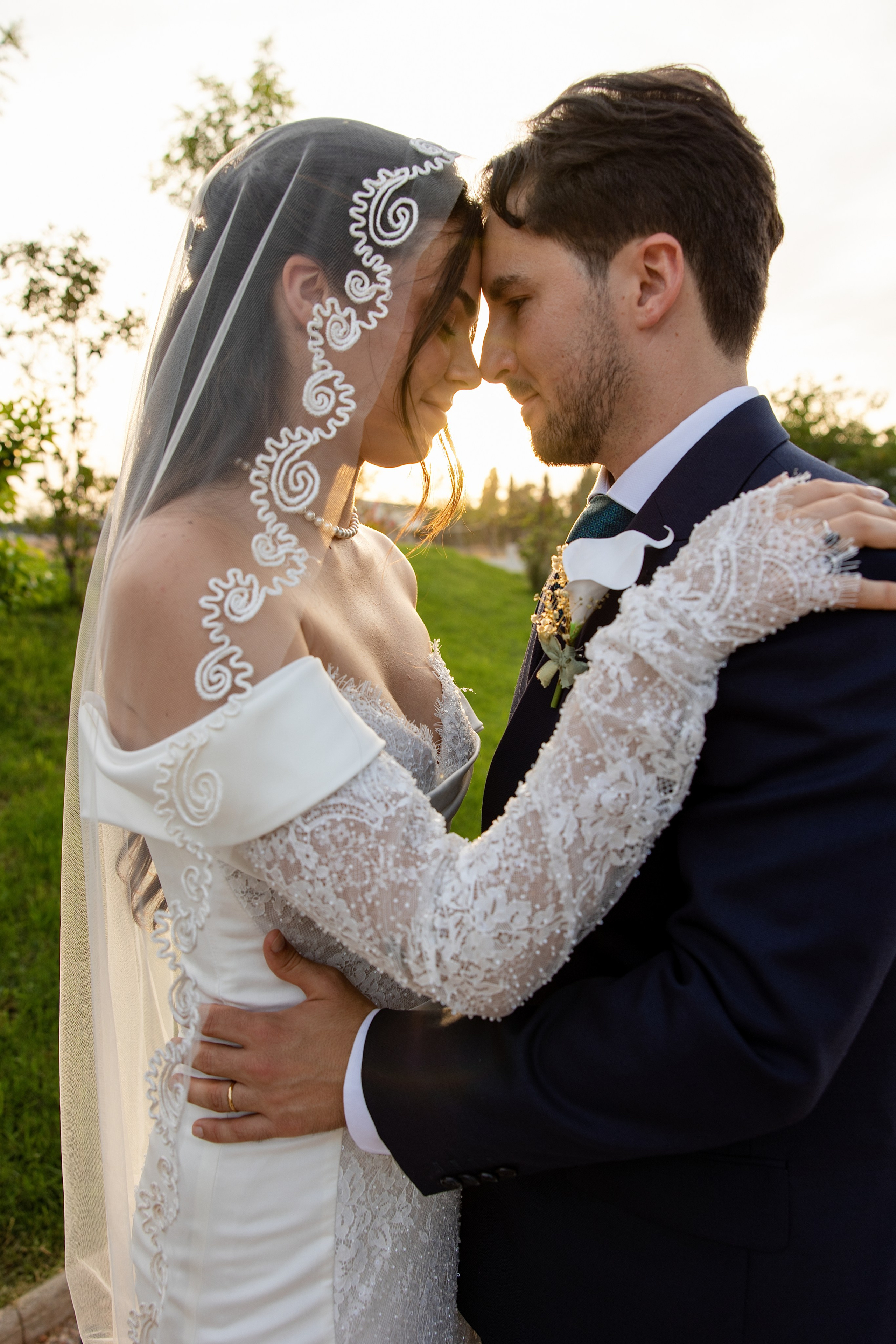alt="Abrazos y emociones de los novios tras la ceremonia de boda"