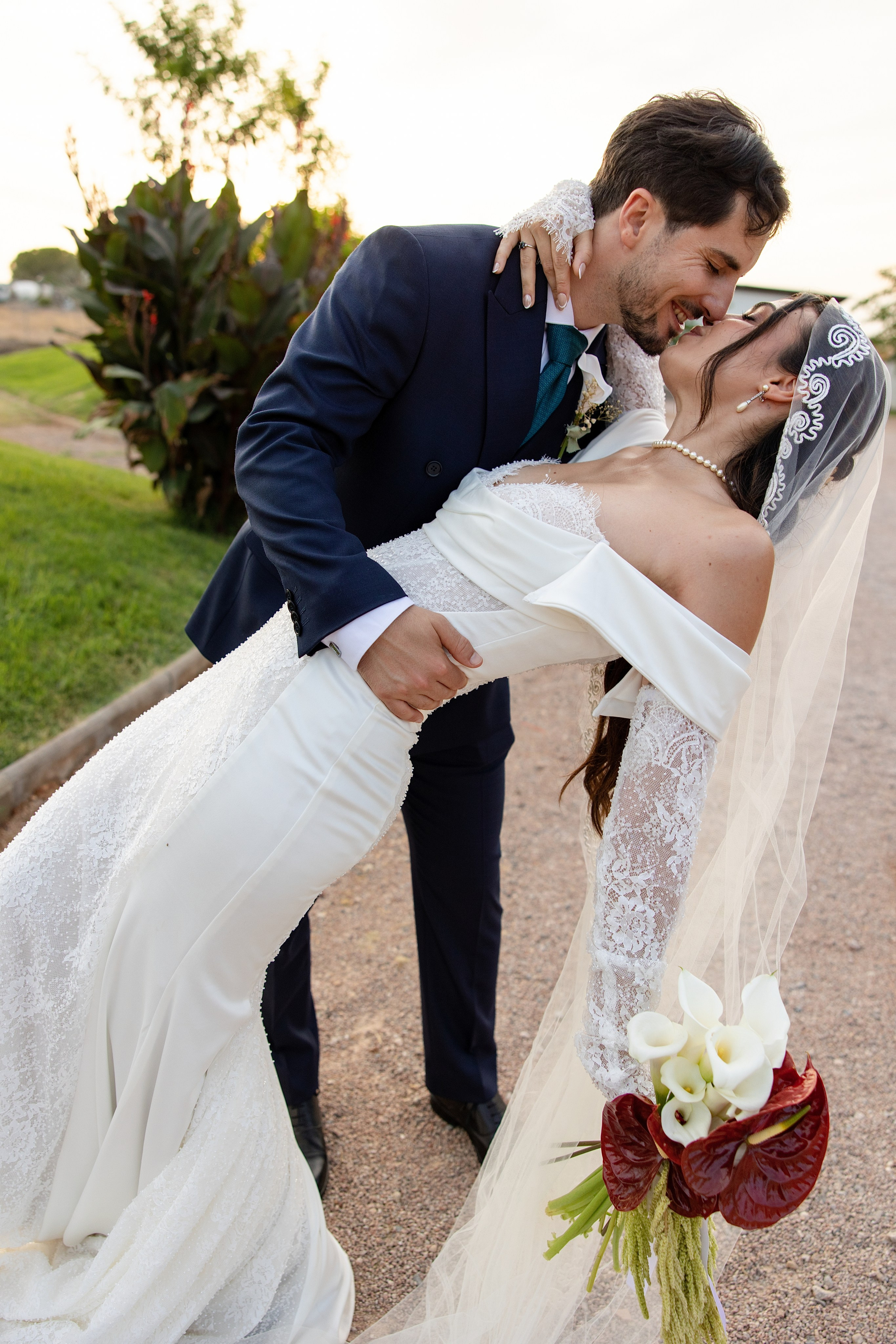 alt="Ceremonia de boda a las 19:00 con luz dorada del atardecer en Masia Vistalegre"