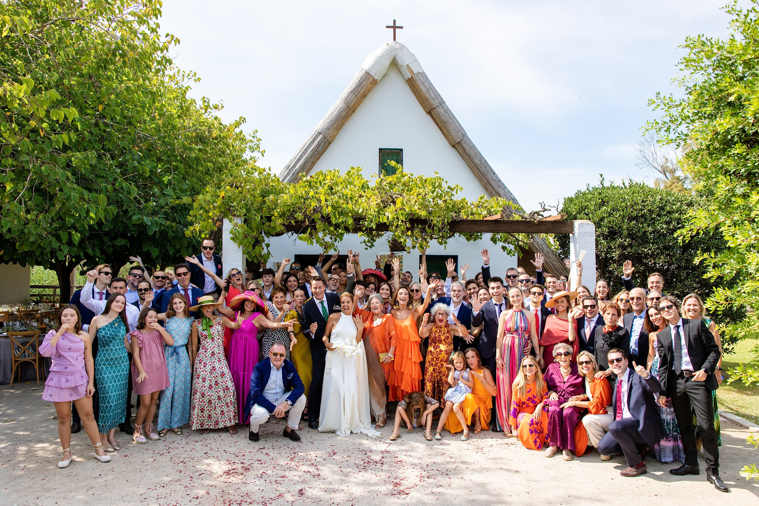 Foto de grupo de los novios con familia e invitados en el jardín de La Baraca del Palmar