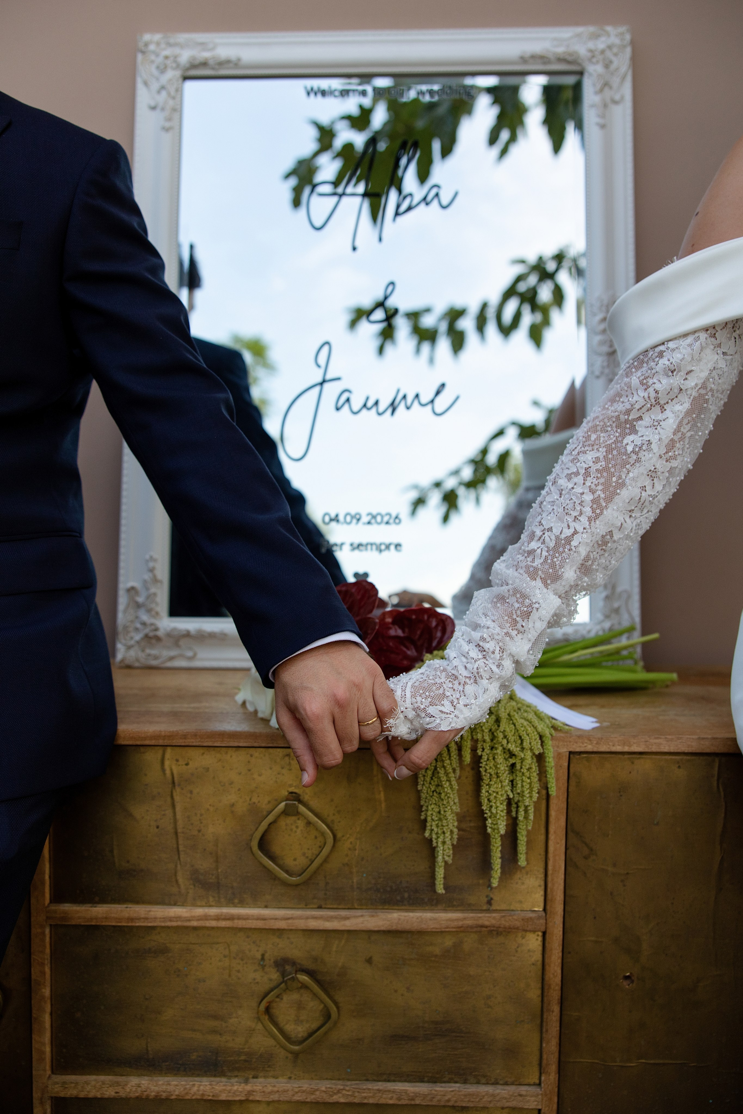 Detalles del vestido de novia durante los preparativos en Valencia