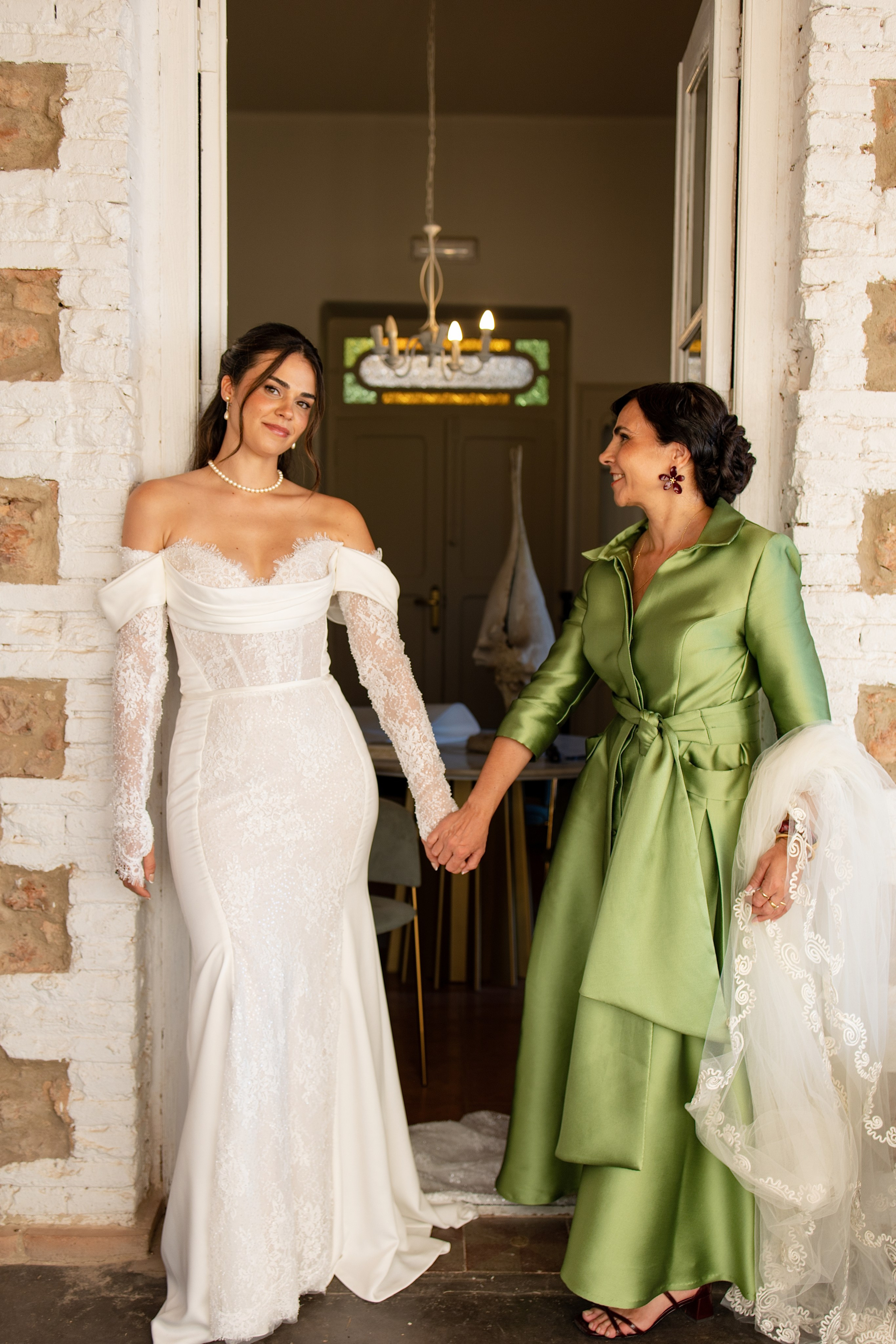 alt="Fotografia de preparativos del novio en finca de bodas cerca de Valencia"