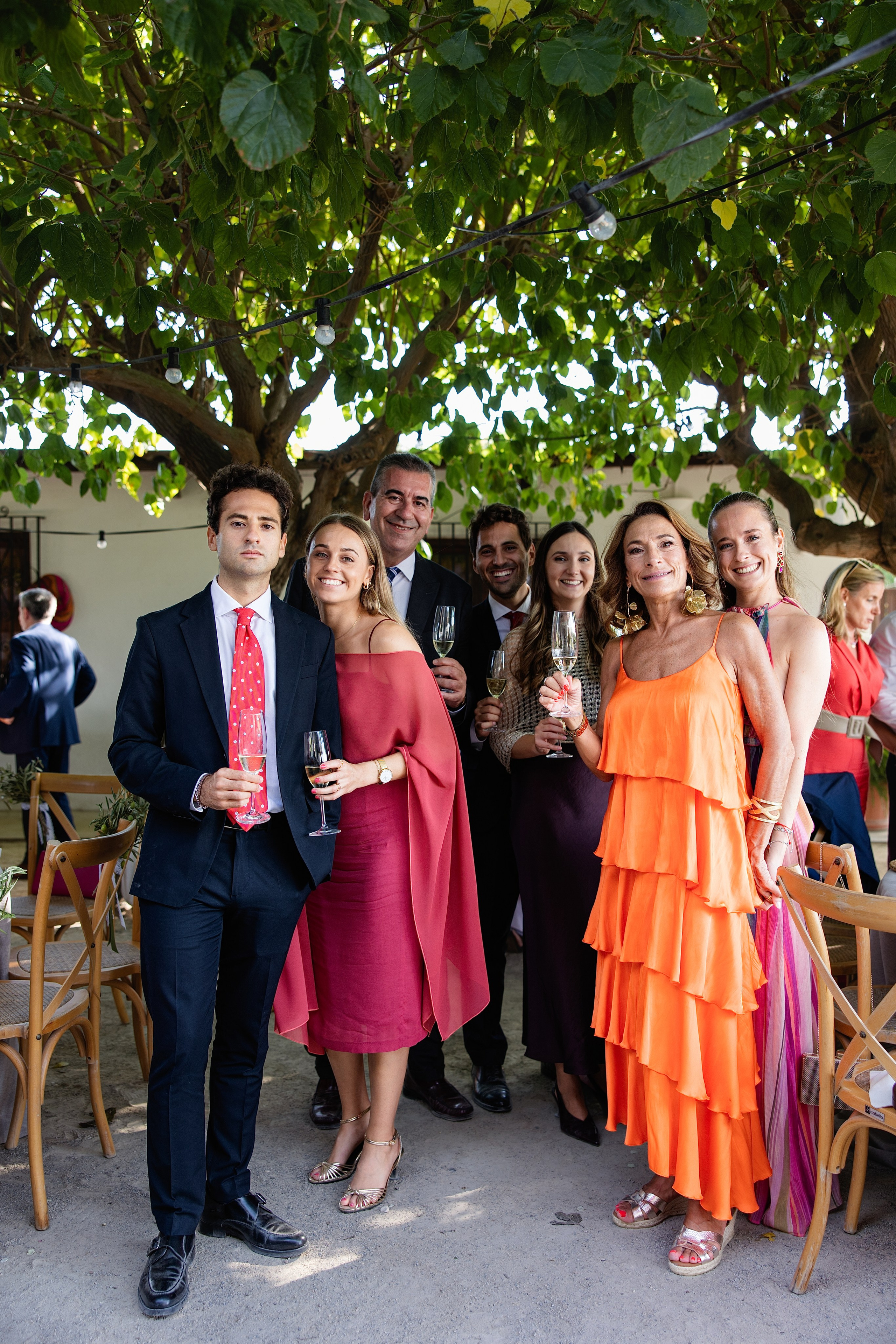 Foto de grupo de invitados con vestidos de colores en una boda en La Baraca del Palmar, Albufera de Valencia