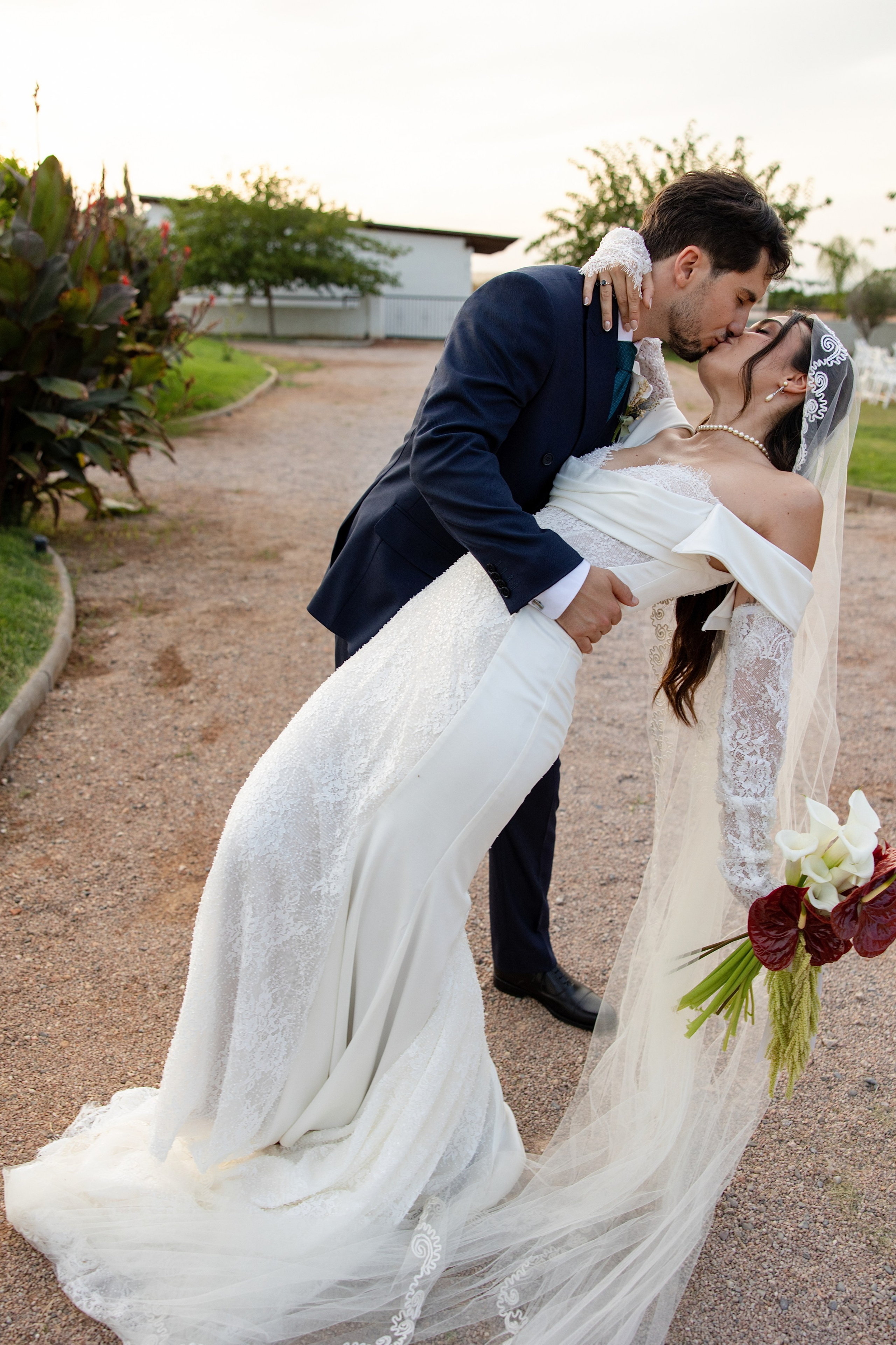 Novio ajustándose la corbata antes de la boda en Masia Vistalegre