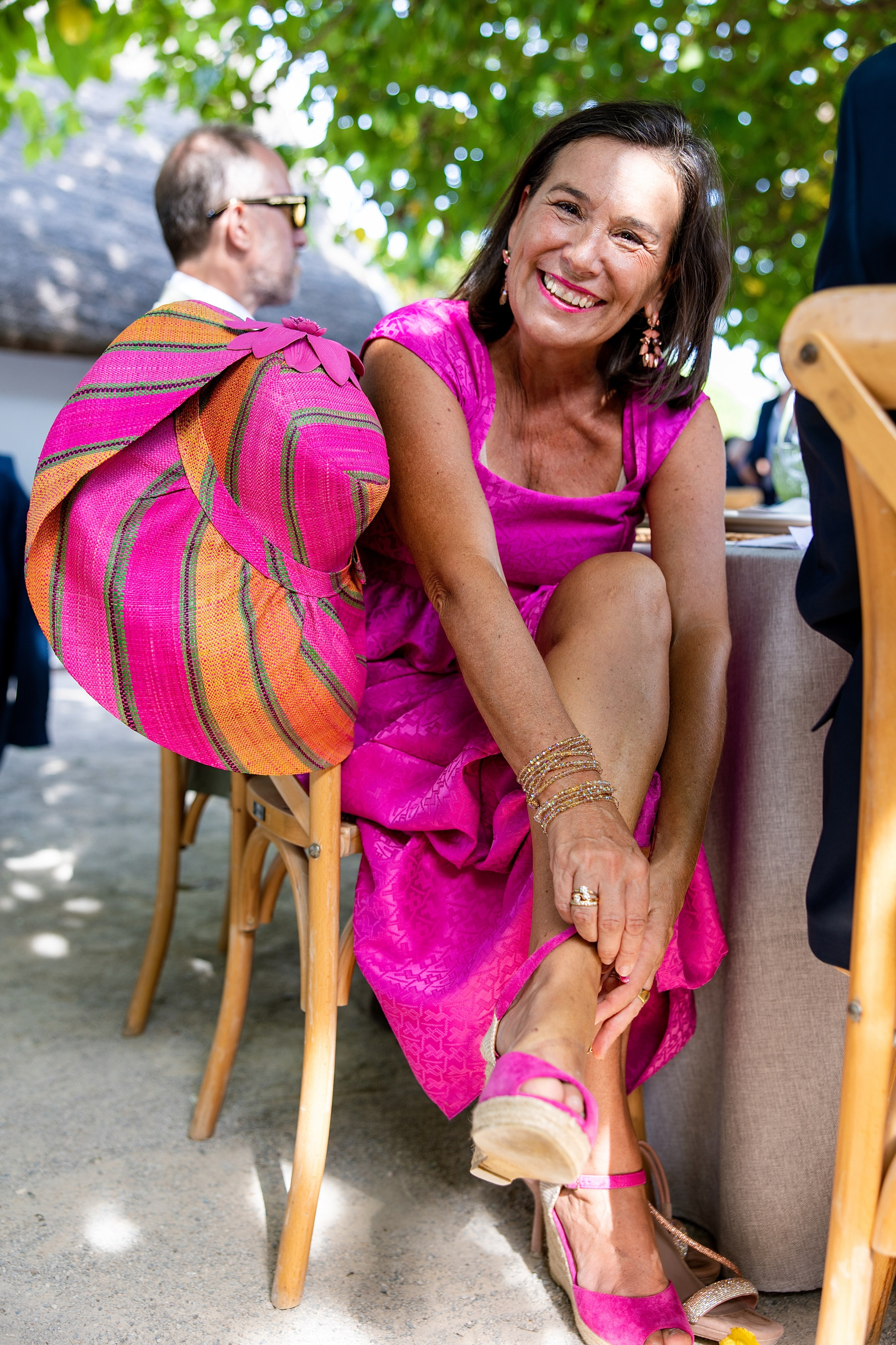 Foto de grupo de invitados con vestidos de colores delante de la barraca, boda en La Baraca del Palmar