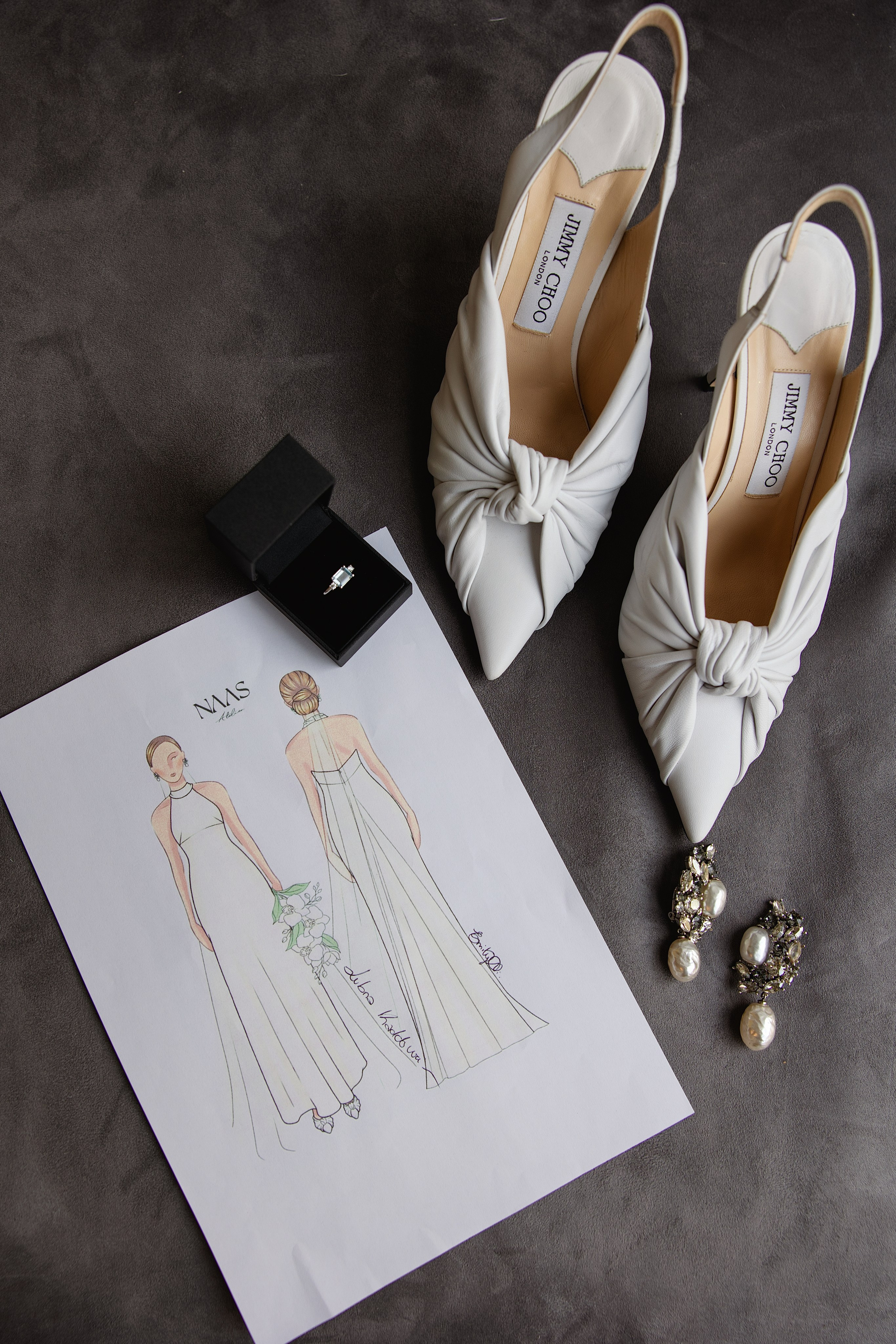 Zapatos de novia, pendientes y boceto del vestido, detalles de boda por Marina Moments, fotógrafa en Valencia