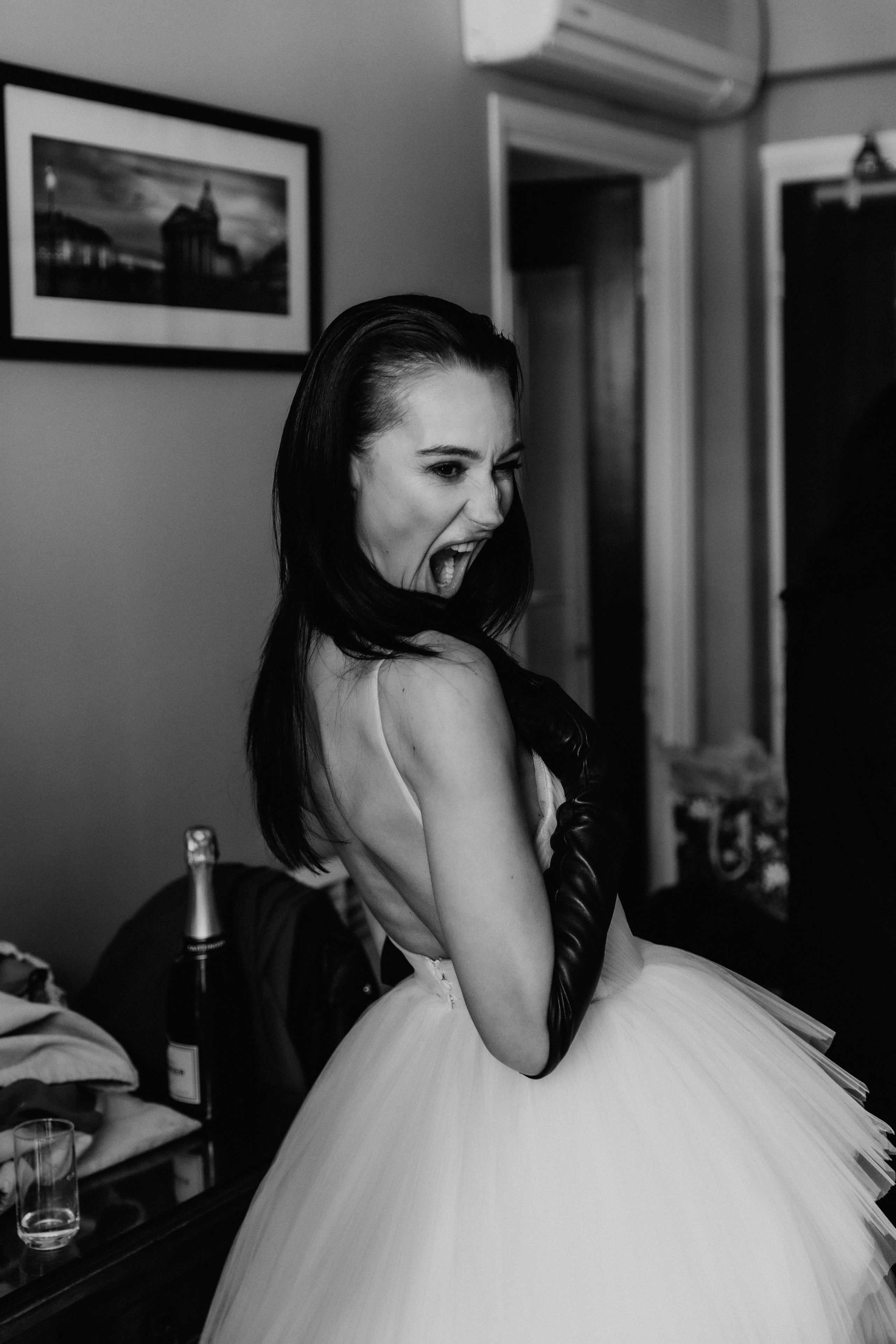 Suzi & Alex | Paris Wedding with a Vintage Car. Paris Wedding Photographer