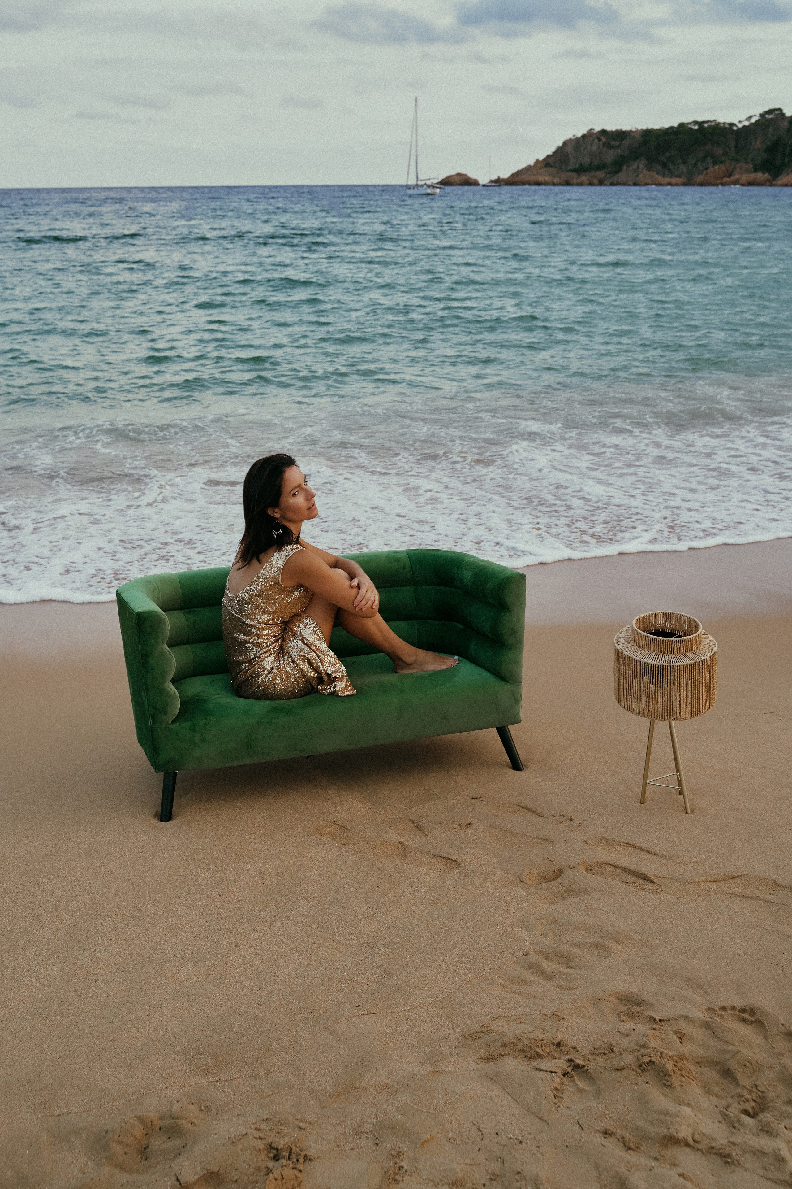 Майя. Диван на пляже. Фотограф в Барселоне Жанна Захарченко