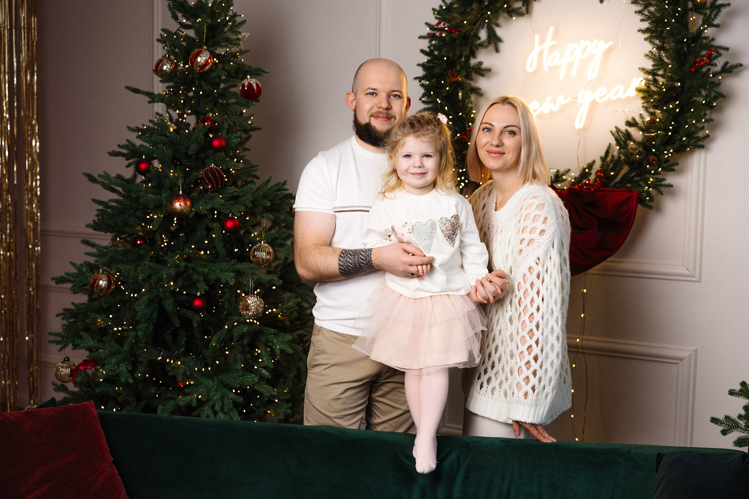 Семейная новогодняя фотосессия в студии в Риге. Евгений Тимофеев | Свадебный и контент-фотограф и видеограф в Риге