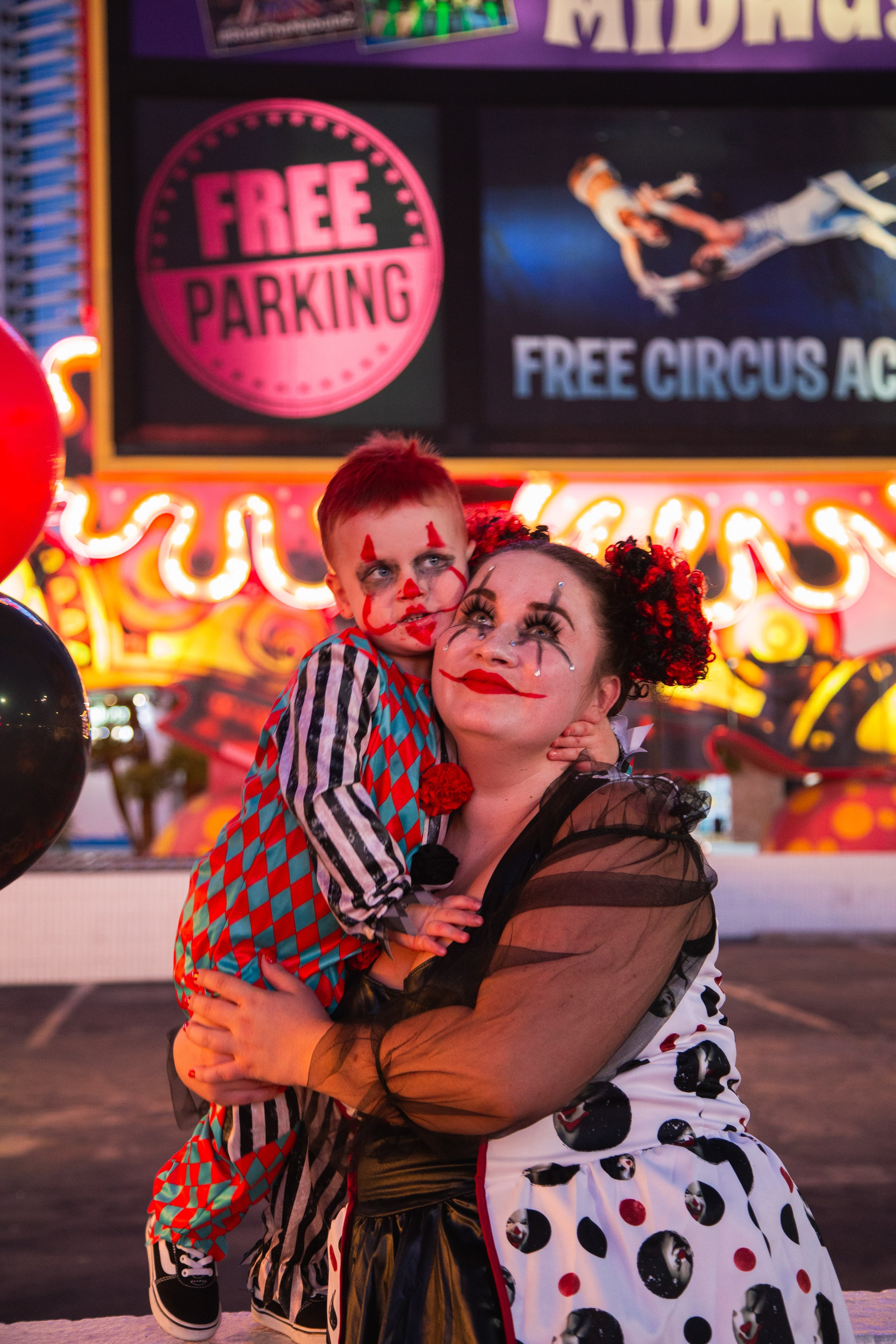 Crazy clowns. Wedding & elopement photographer Viktoriya Kravtsov. Las Vegas