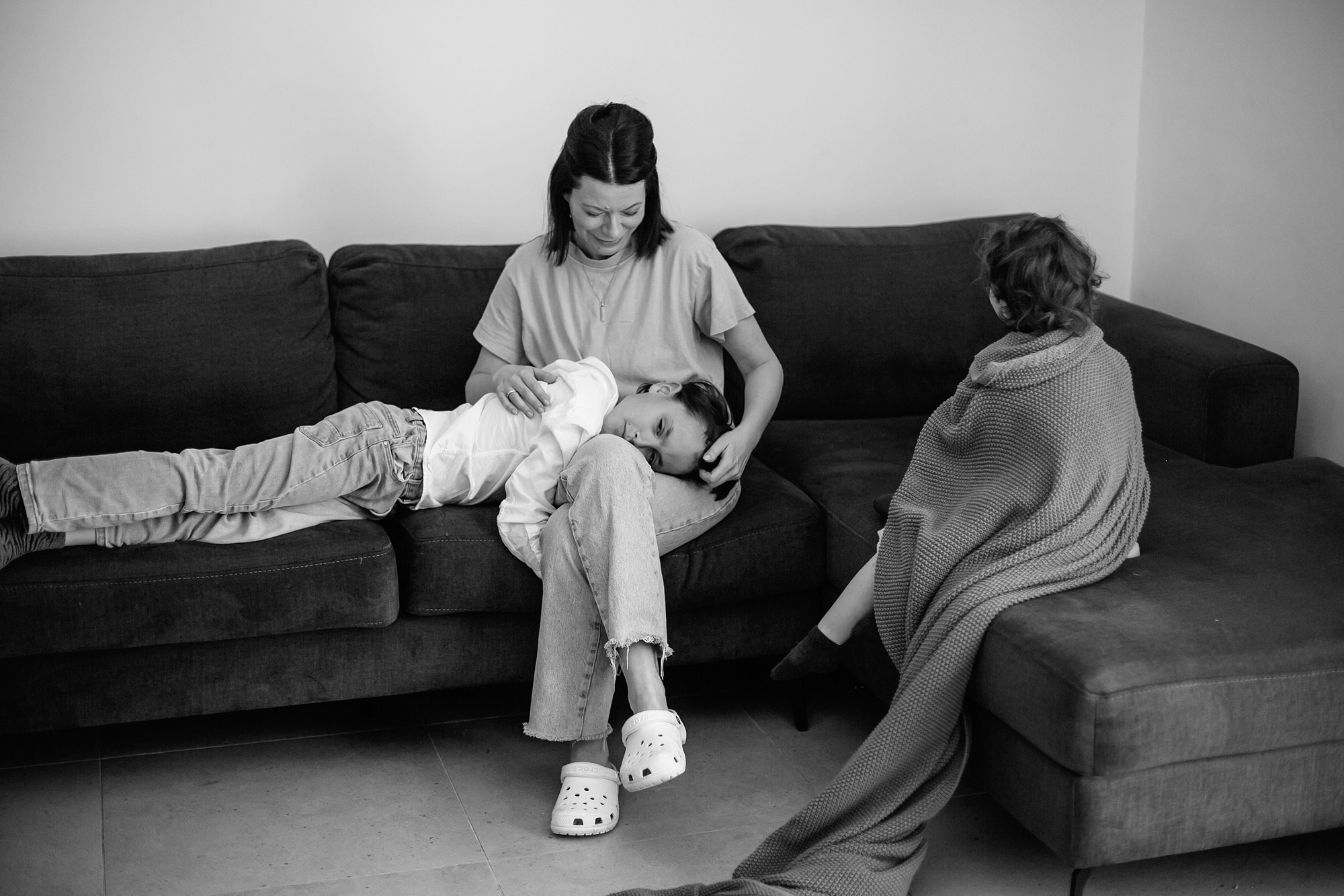 Mom&daughter at home. Family photographer in Israel