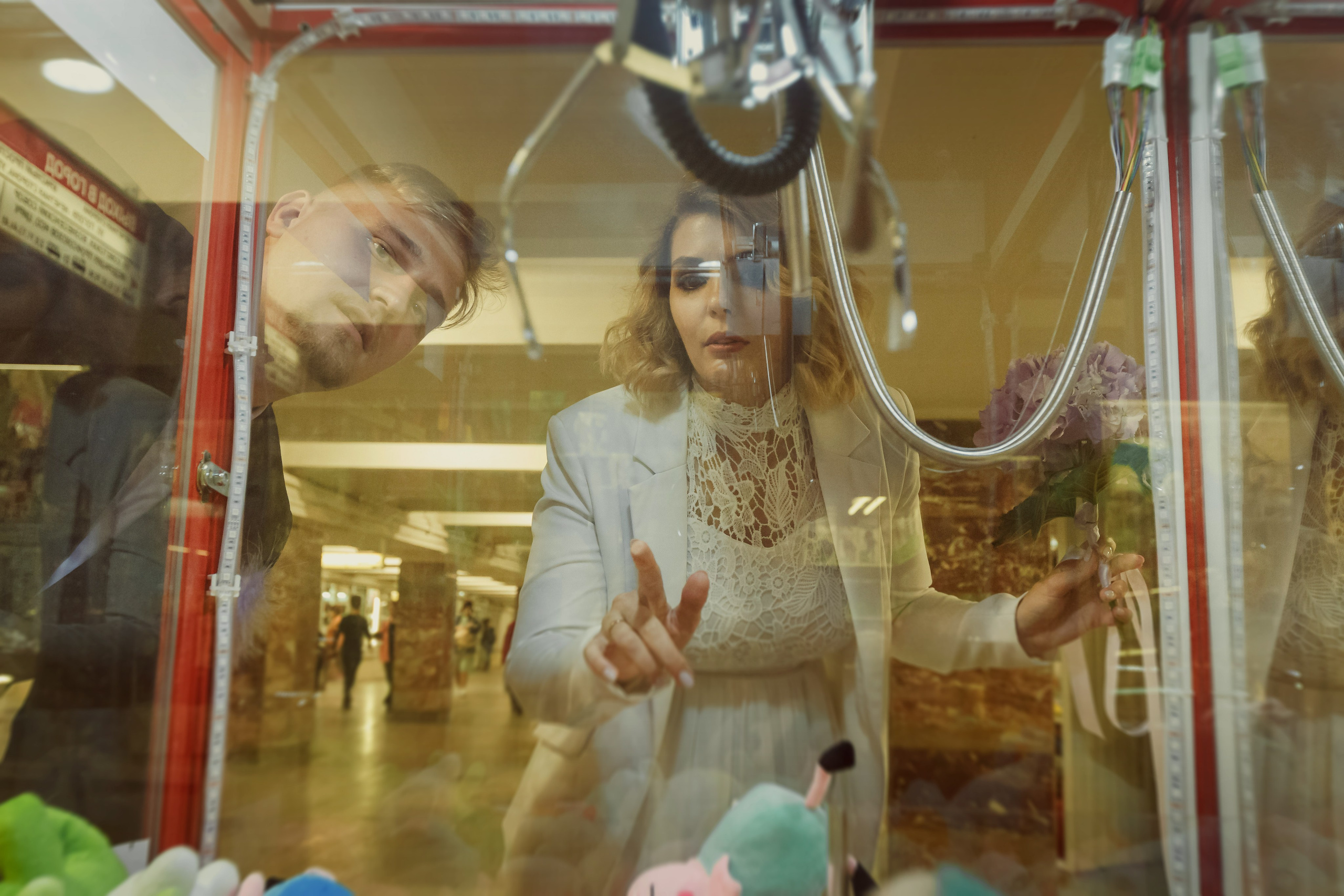 Valientes recién casados ​​comen hamburguesas con guantes negros. Fotógrafo de retrato, familia y reportajes en Valencia | España | Europa Vitalii Lumier