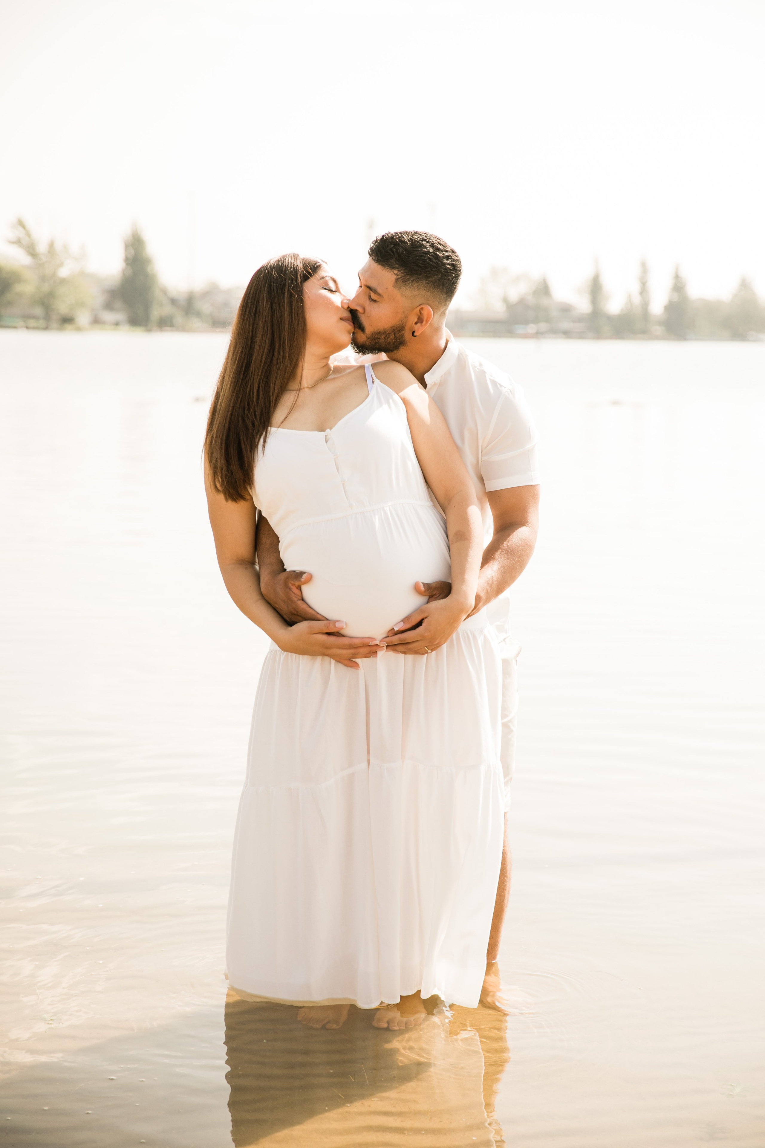 Maternity Photos — Isa — Chestermere. Fotografía accesible en Calgary