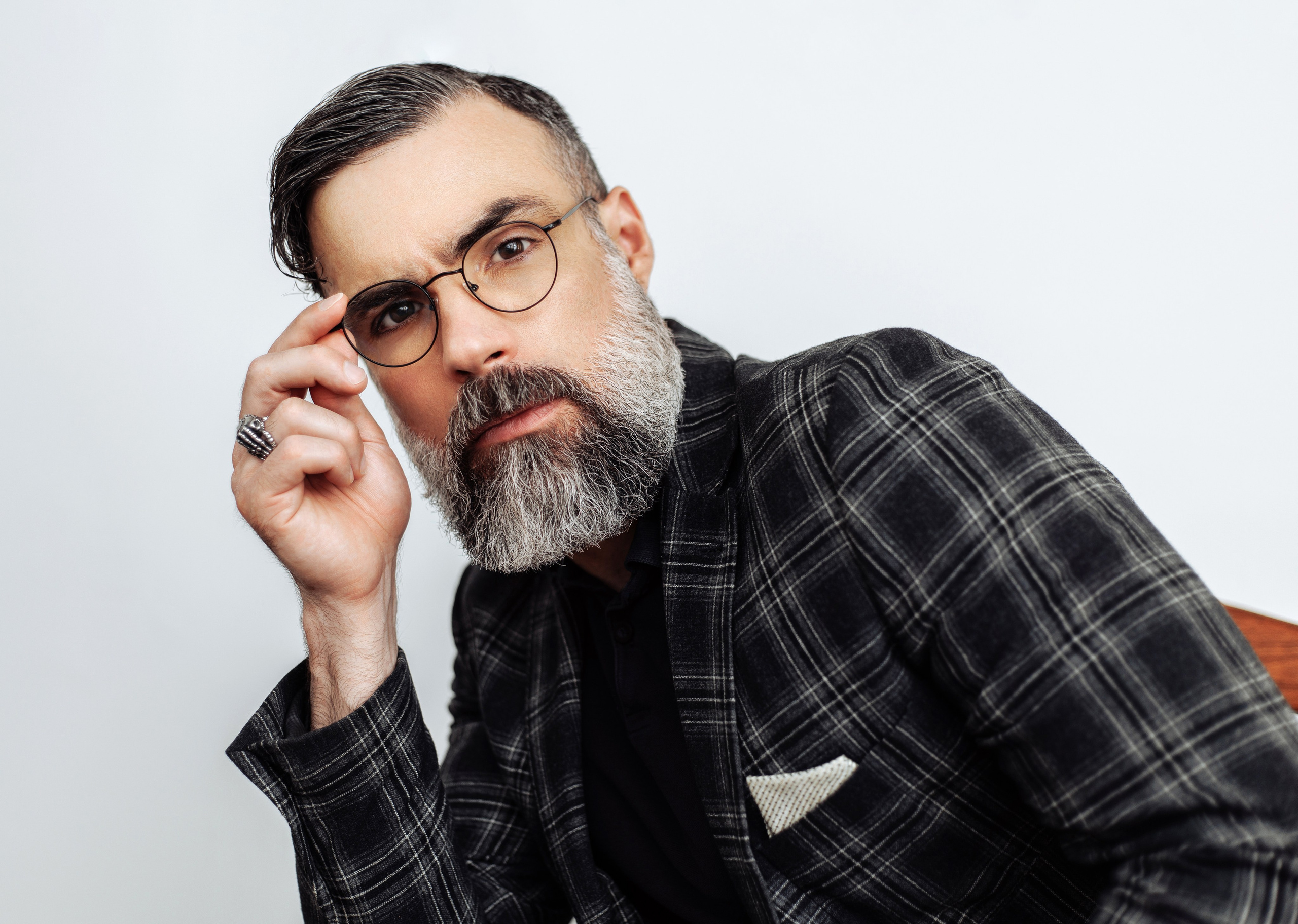 Экспертный контент - мужчина в костюме и в очках