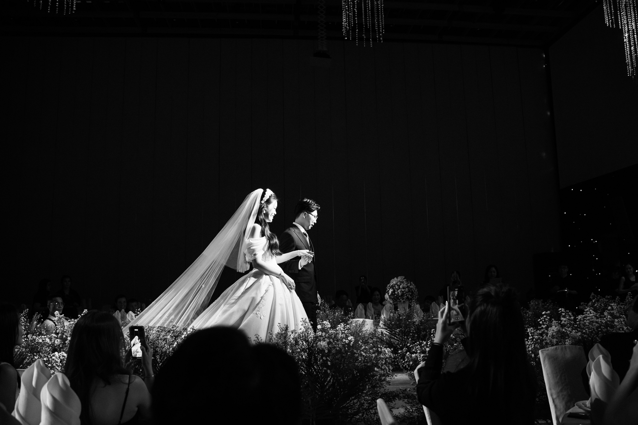 DAT & TU / Wedding Party. Saigon Wedding Present | Art Beyond Moments
