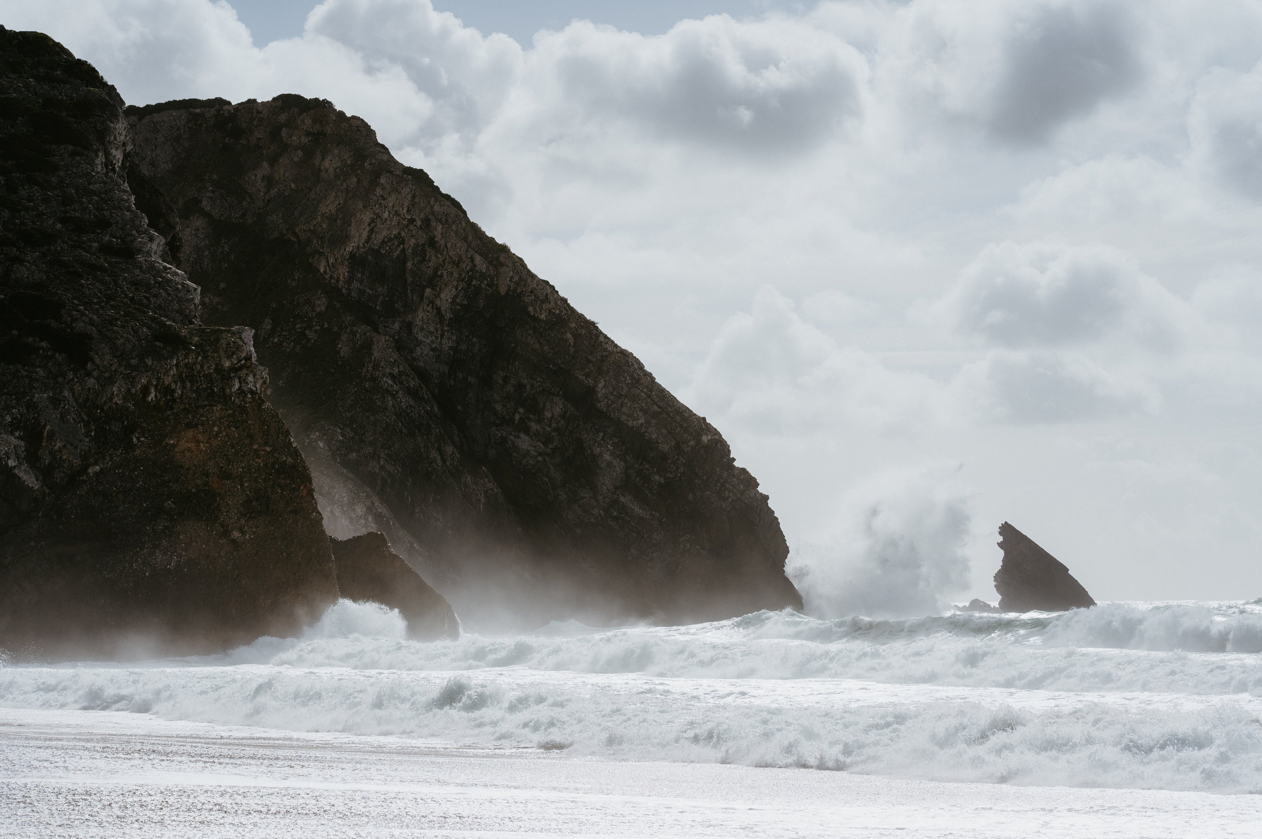 Ședință foto de nuntă pe plaja Adraga – emoție la malul oceanului Atlantic. Valentin Melen - fotograf de nunta 🤍